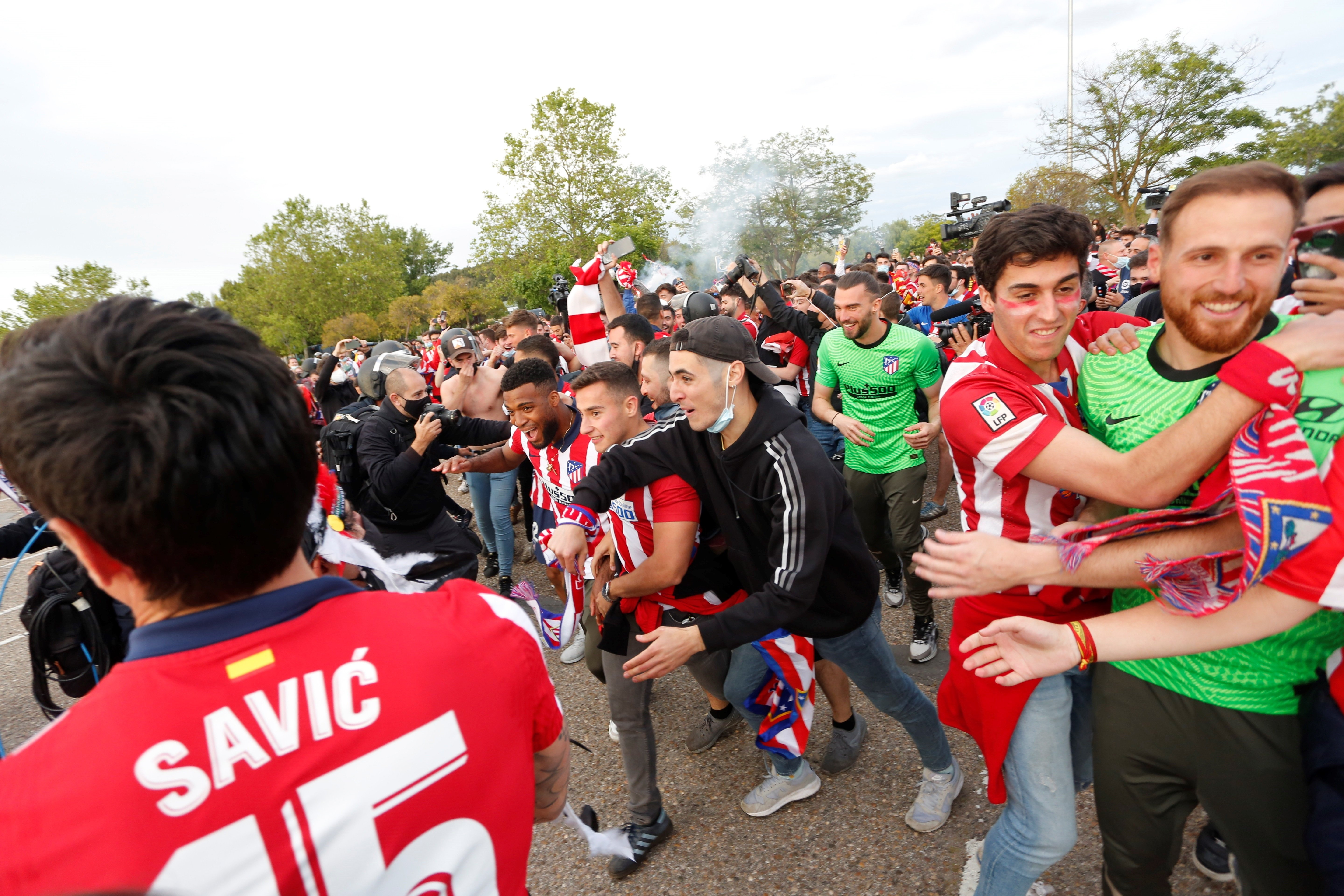 Lamentables imágenes de los jugadores del Atlético con la afición