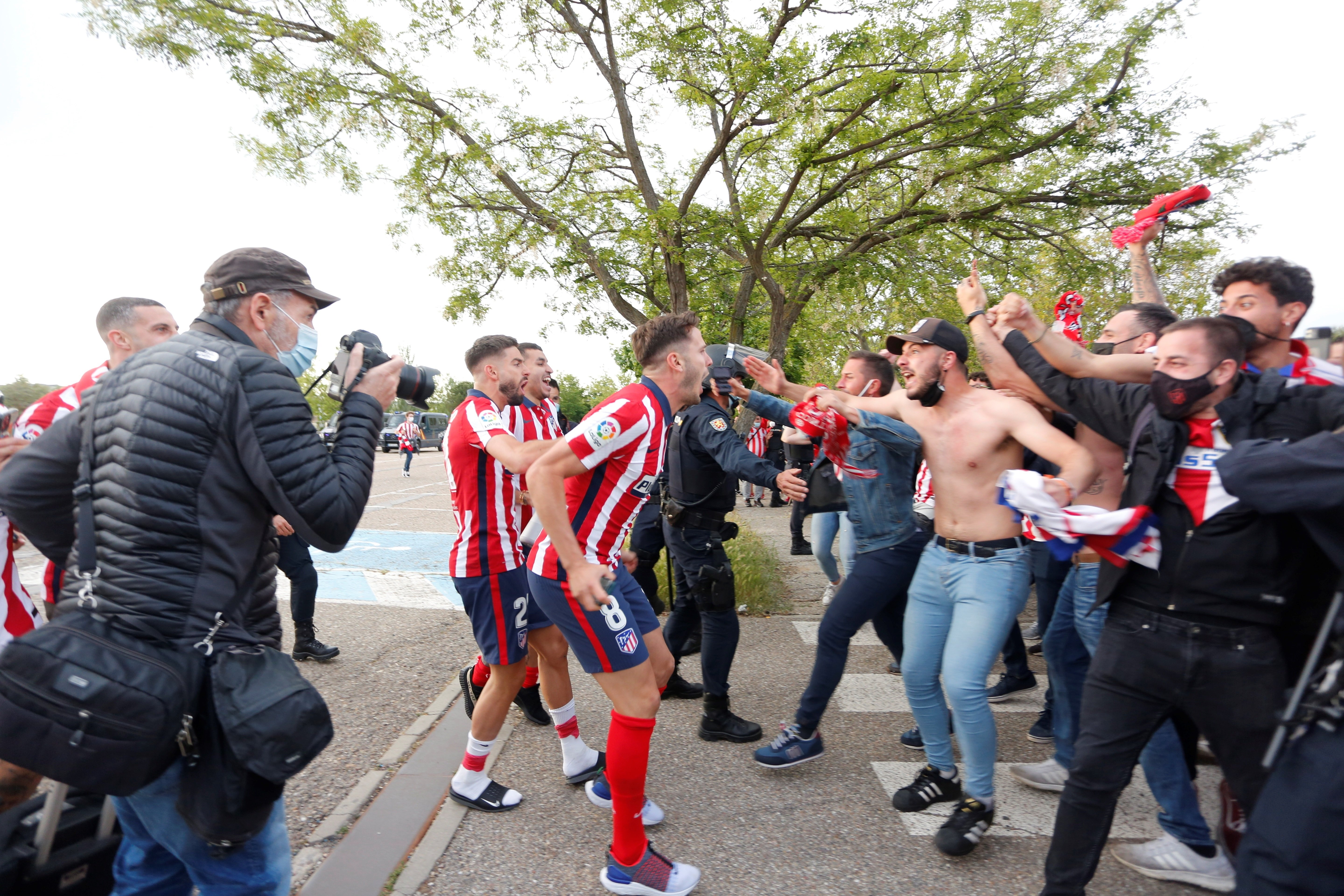 Saúl amb aficionats / EFE