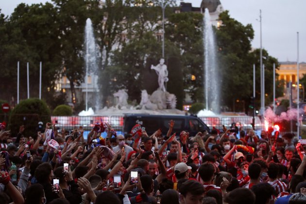 Aficionados Atletico Madrid celebracion Liga Neptuno EFE Aficionados Atletico Madrid celebracion Liga Neptuno EFE