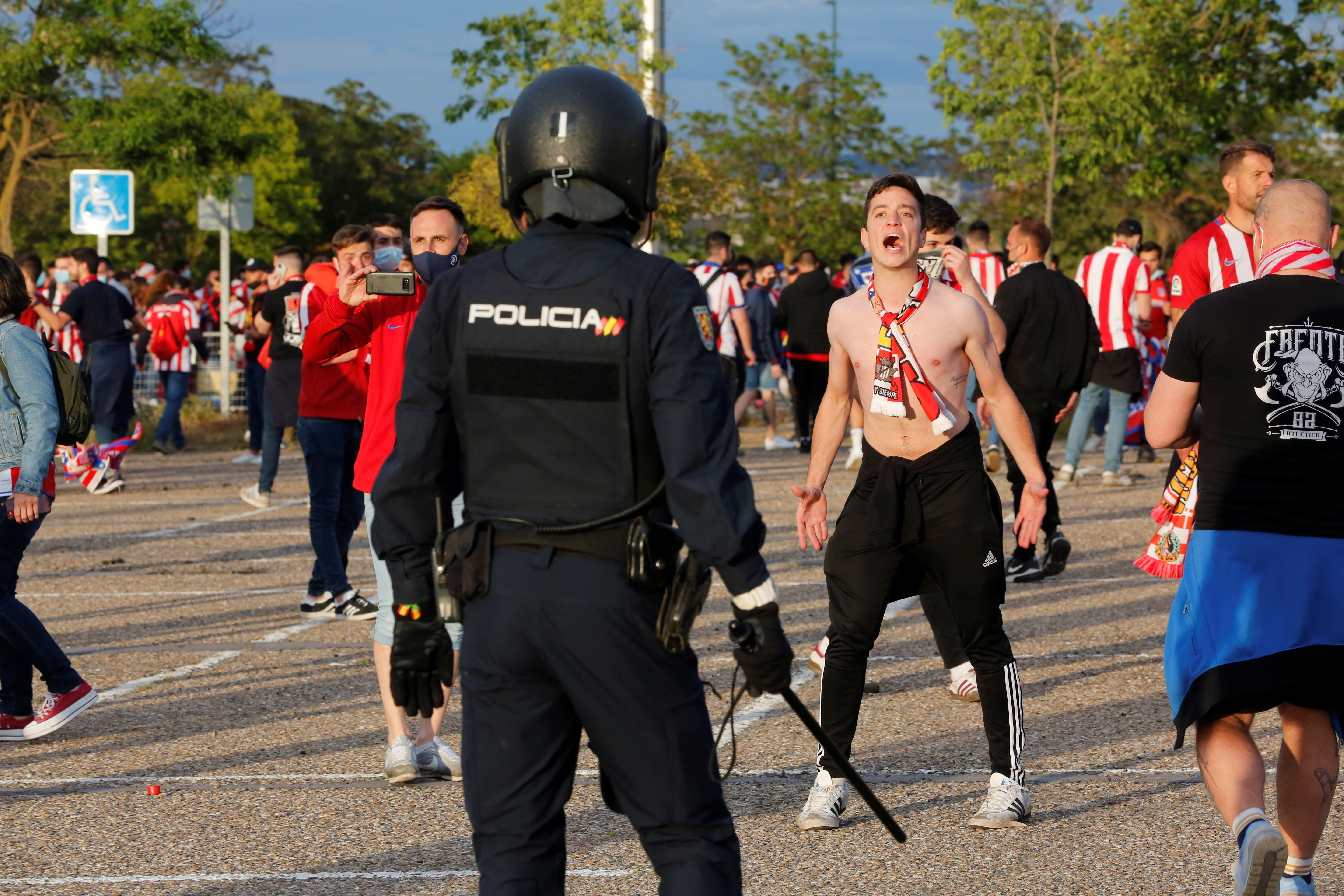 Locura en Valladolid: Saúl defiende a un aficionado de uno antidisturbios