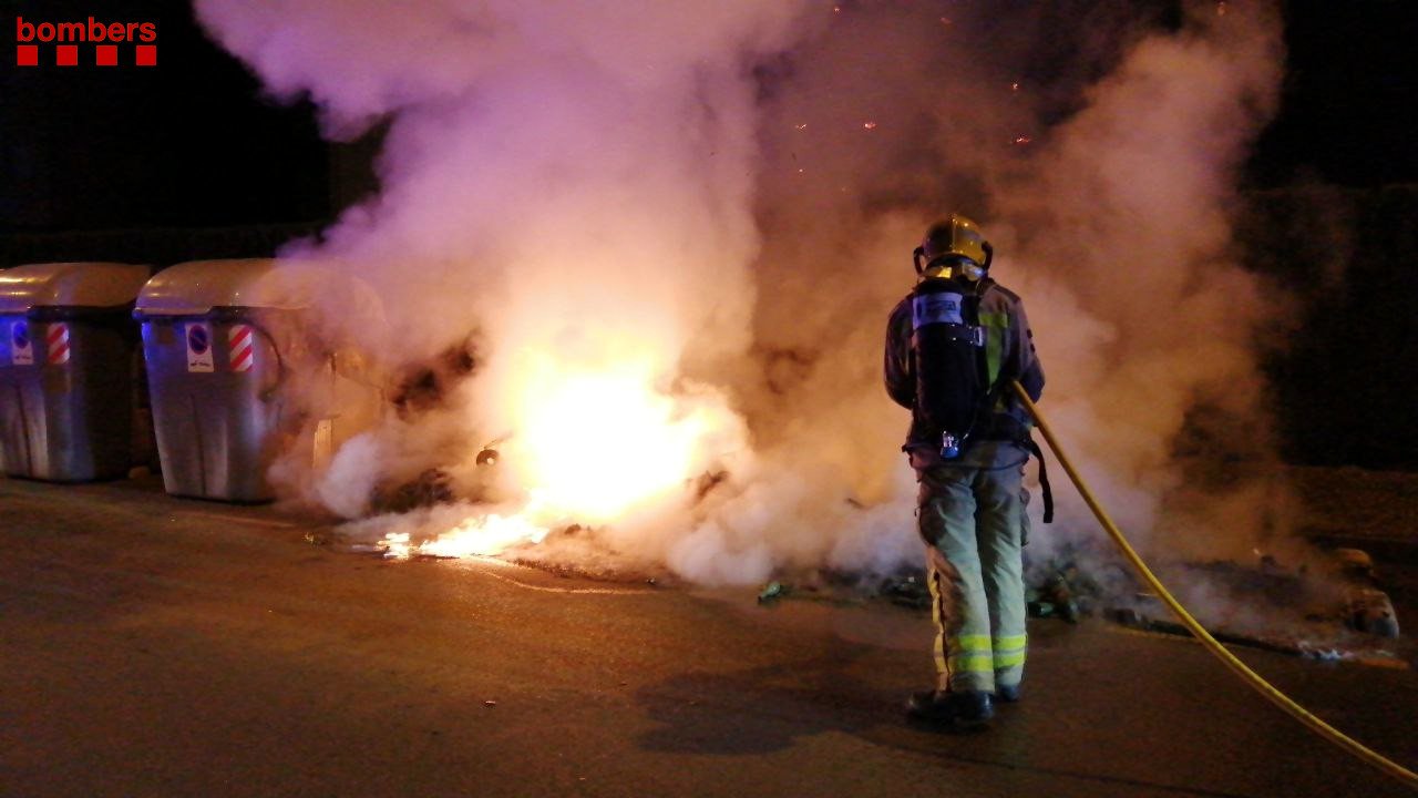 Una treintena de contenedores quemados en Sabadell, Terrassa, Pallejà y Girona