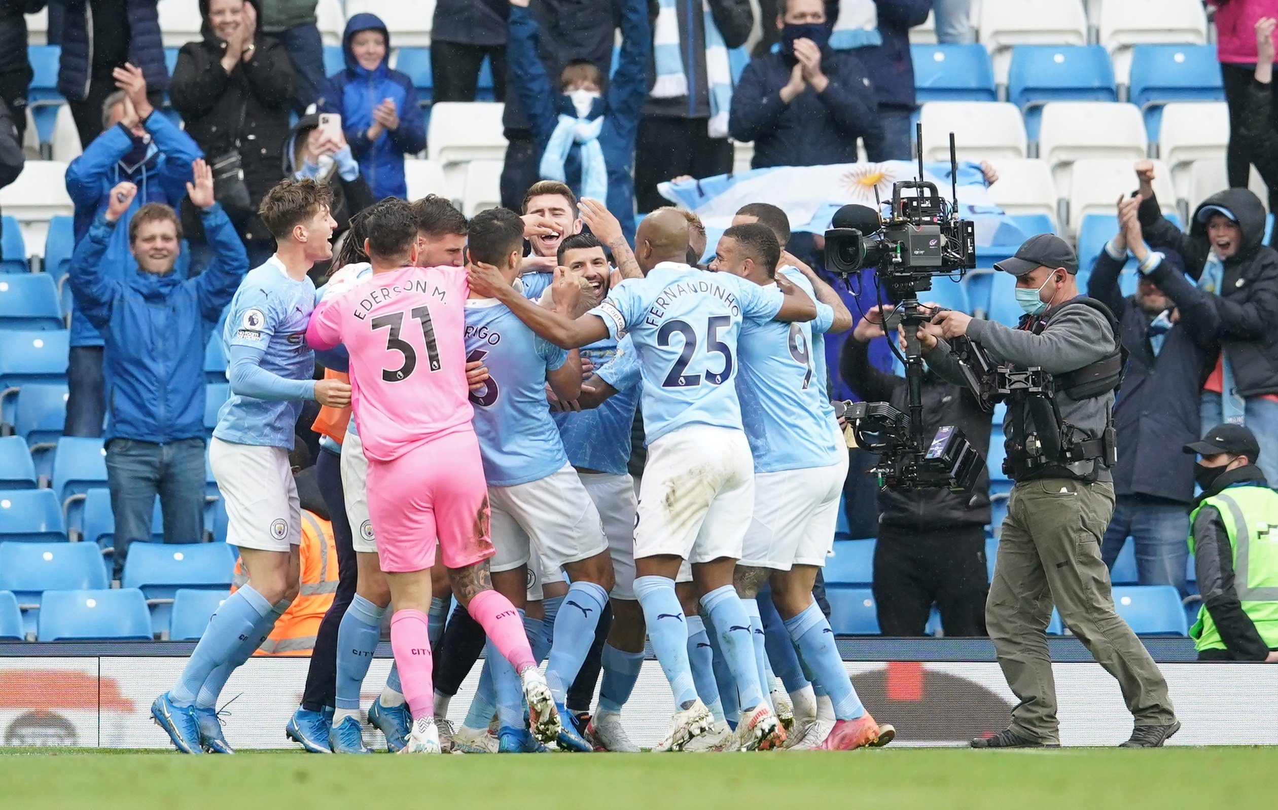 El City golea al Everton para despedirse de la Premier y de Agüero (5-0)