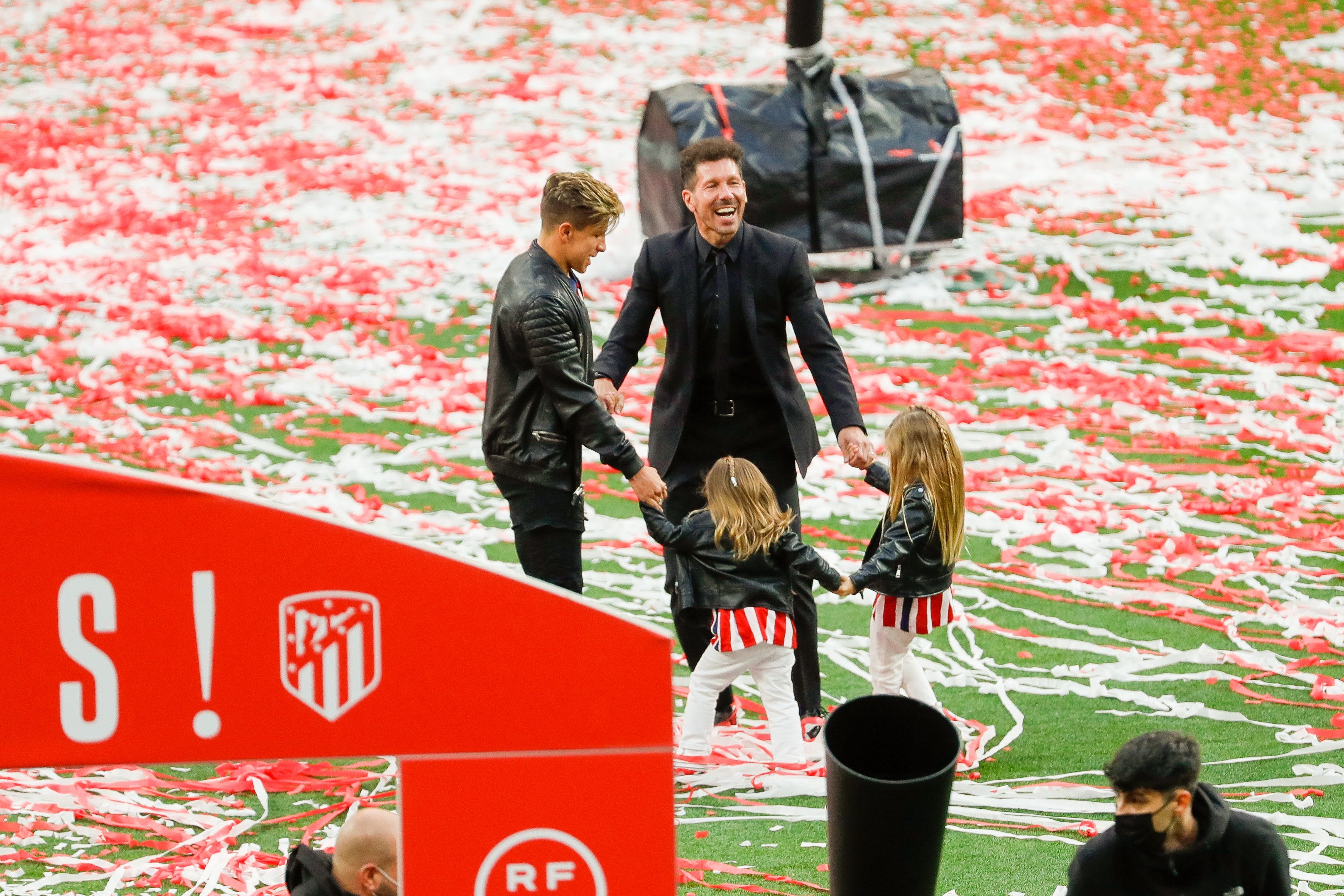 Tendra imatge de les filles de Simeone cantant l'himne de l'Atlètic