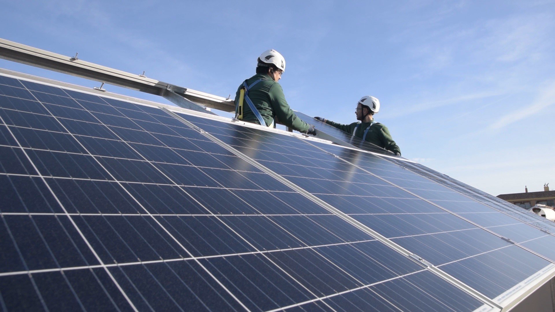 Barcelona instalará placas fotovoltaicas en 1.400 edificios sin coste para los vecinos