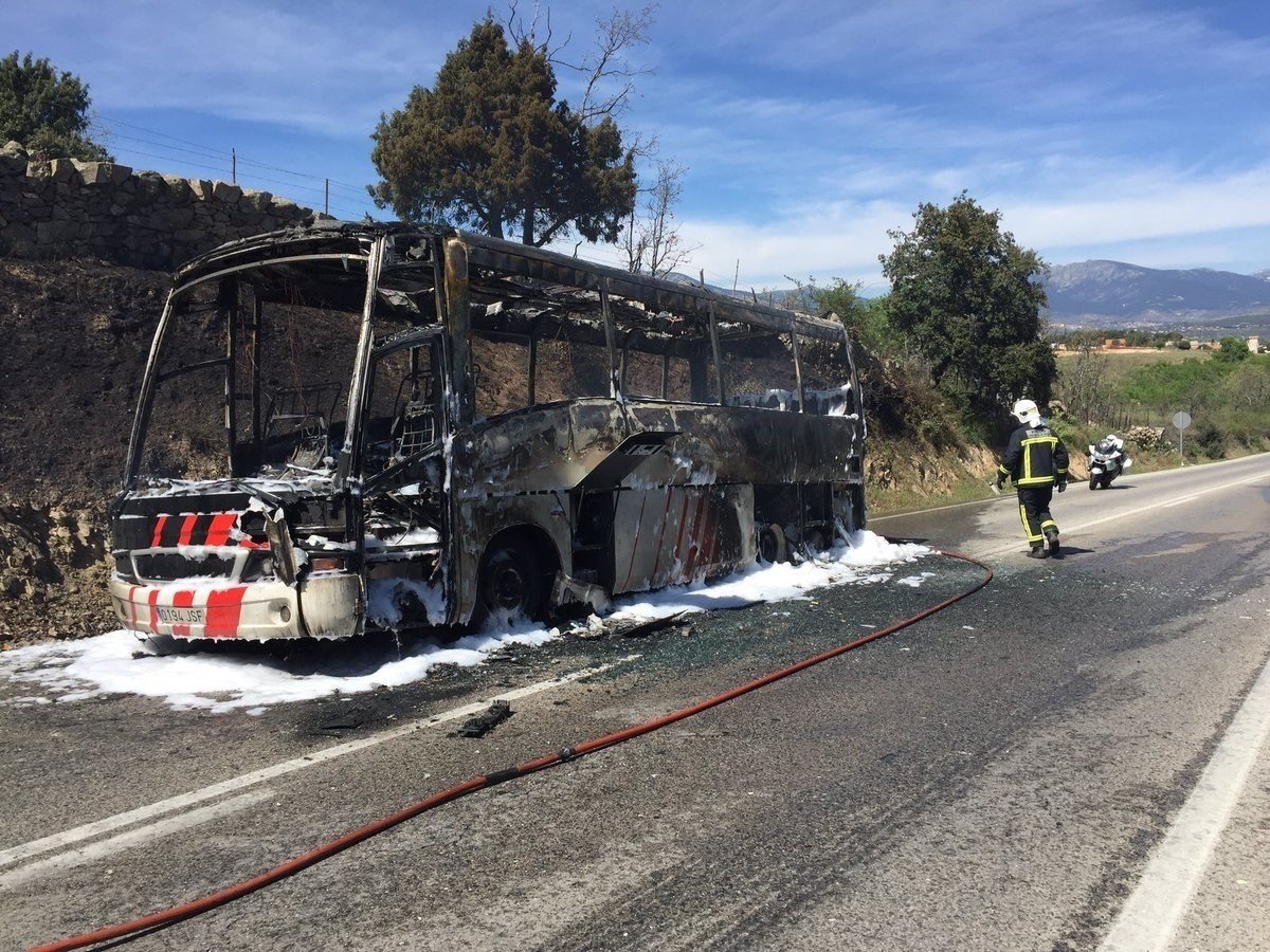 Crema un autobús d'una coral de Tarragona, sense víctimes