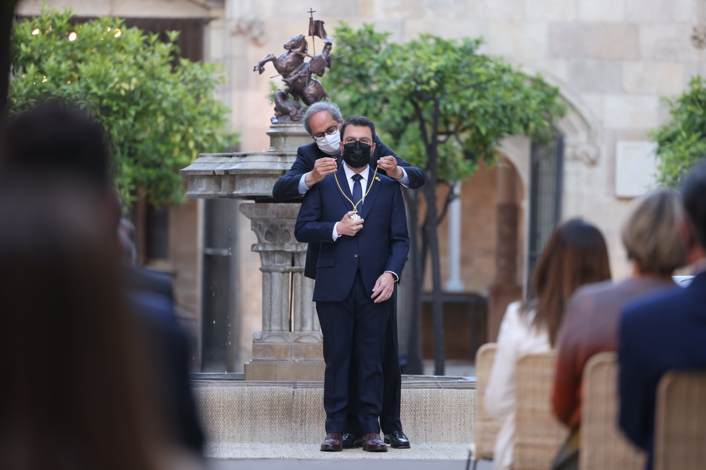 Aragonès sworn in as Catalan president: "Let's hold our heads up again"