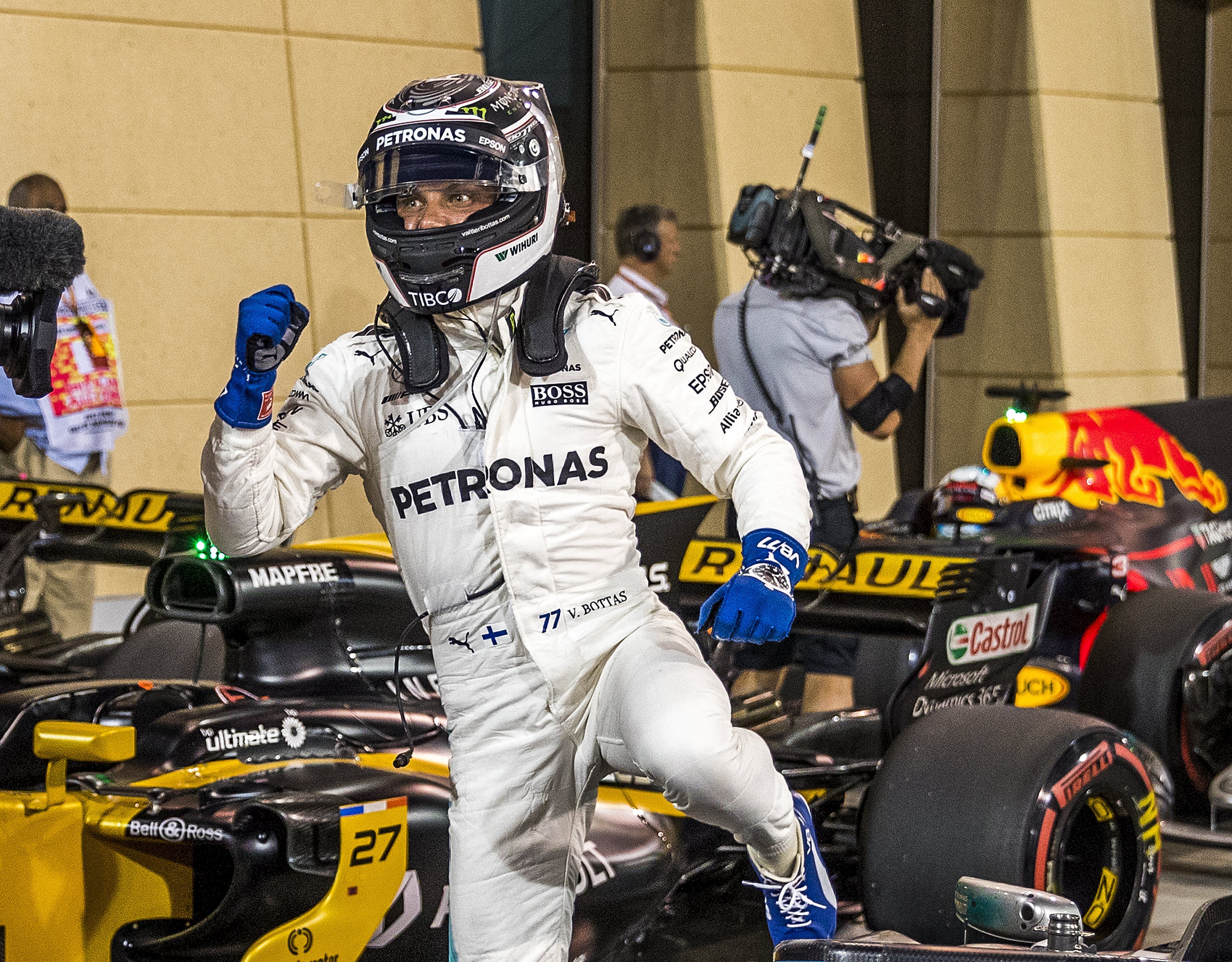Bottas planta cara a Hamilton y se estrena en Bahréin