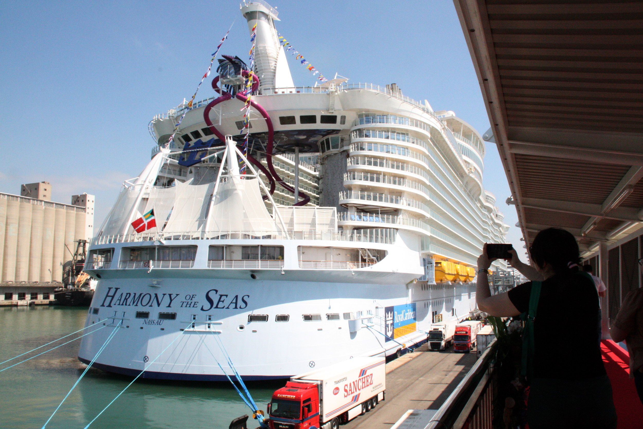 'El Harmony of the Seas' y 42.000 cruceristas llegan a Barcelona