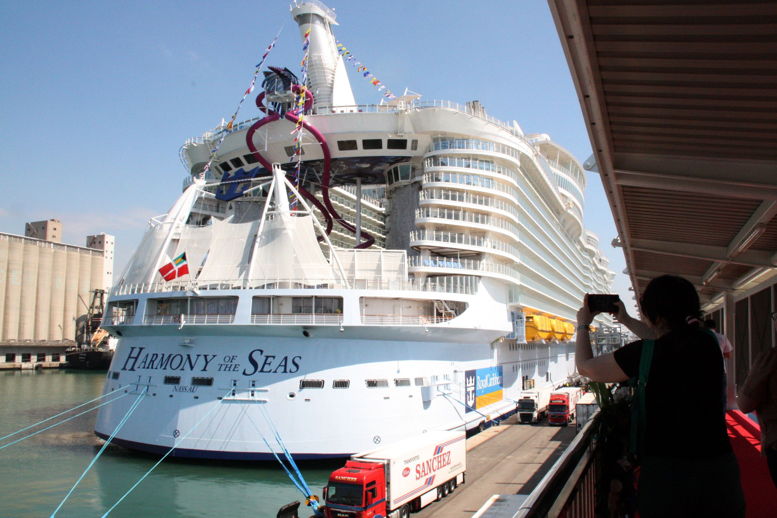 El 'Harmony of the Seas', el mayor crucero del mundo, ya está en Barcelona