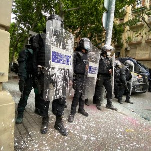 mossos pintura desnonament - guillem ramos