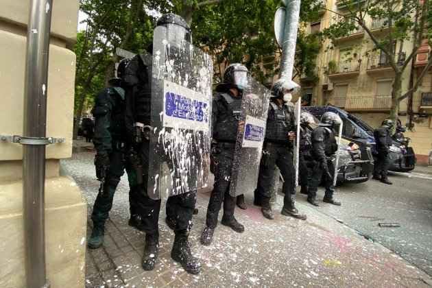 mossos pintura desnonament - guillem ramos mossos pintura desnonament - guillem ramos