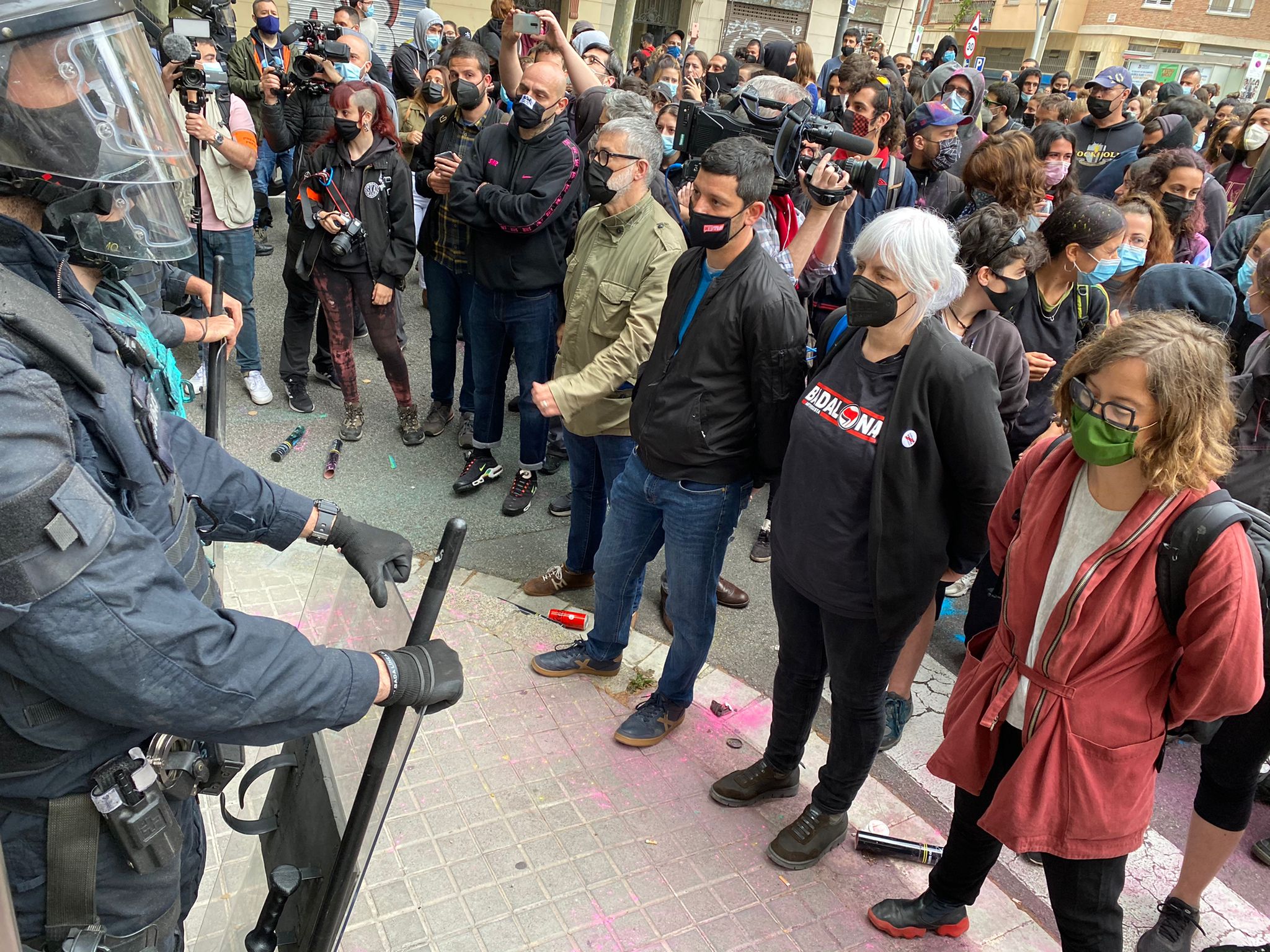 CUP party MPs stand up to Mossos riot squad in Barcelona home eviction