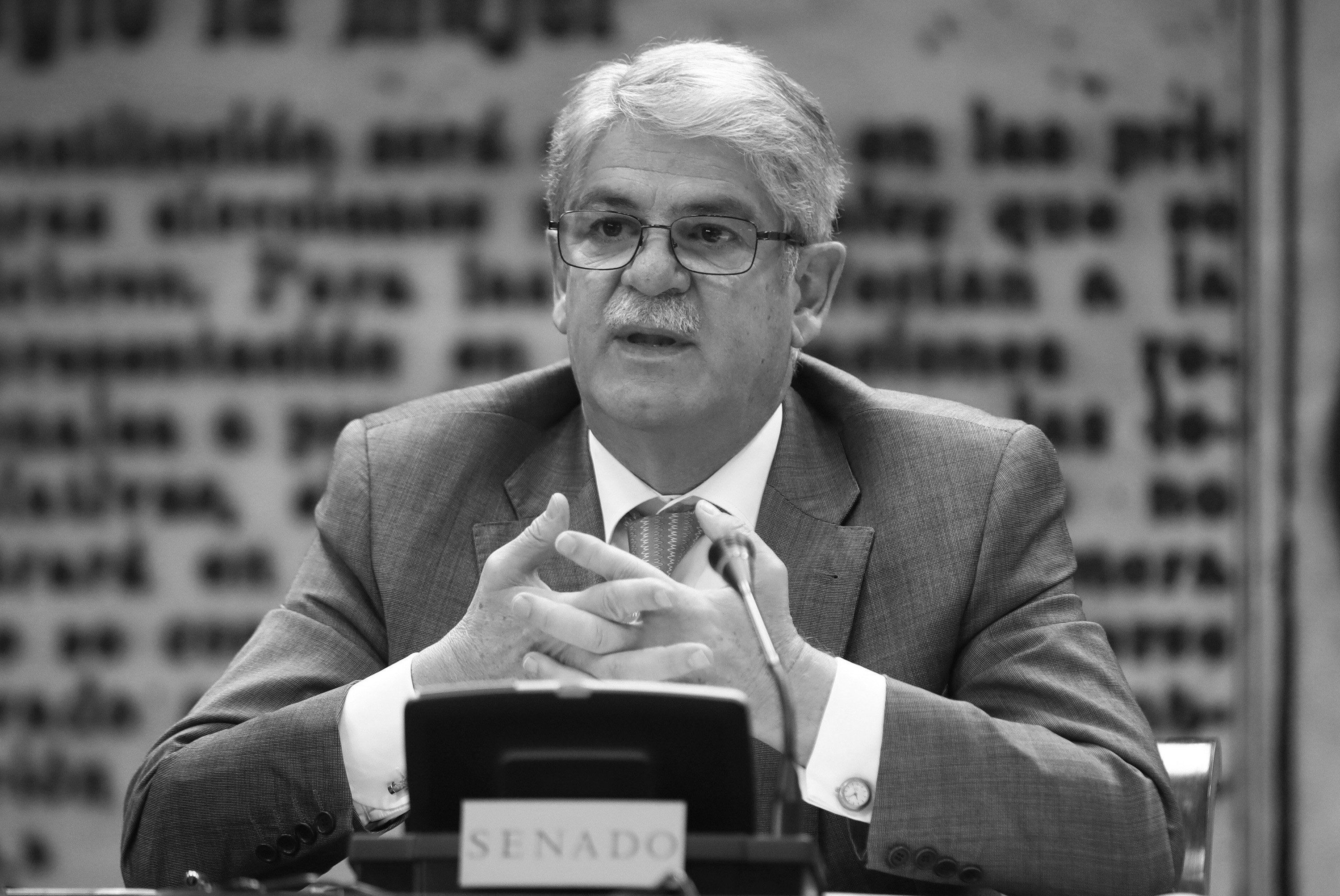 Alfonso Dastis, la gamba congelada