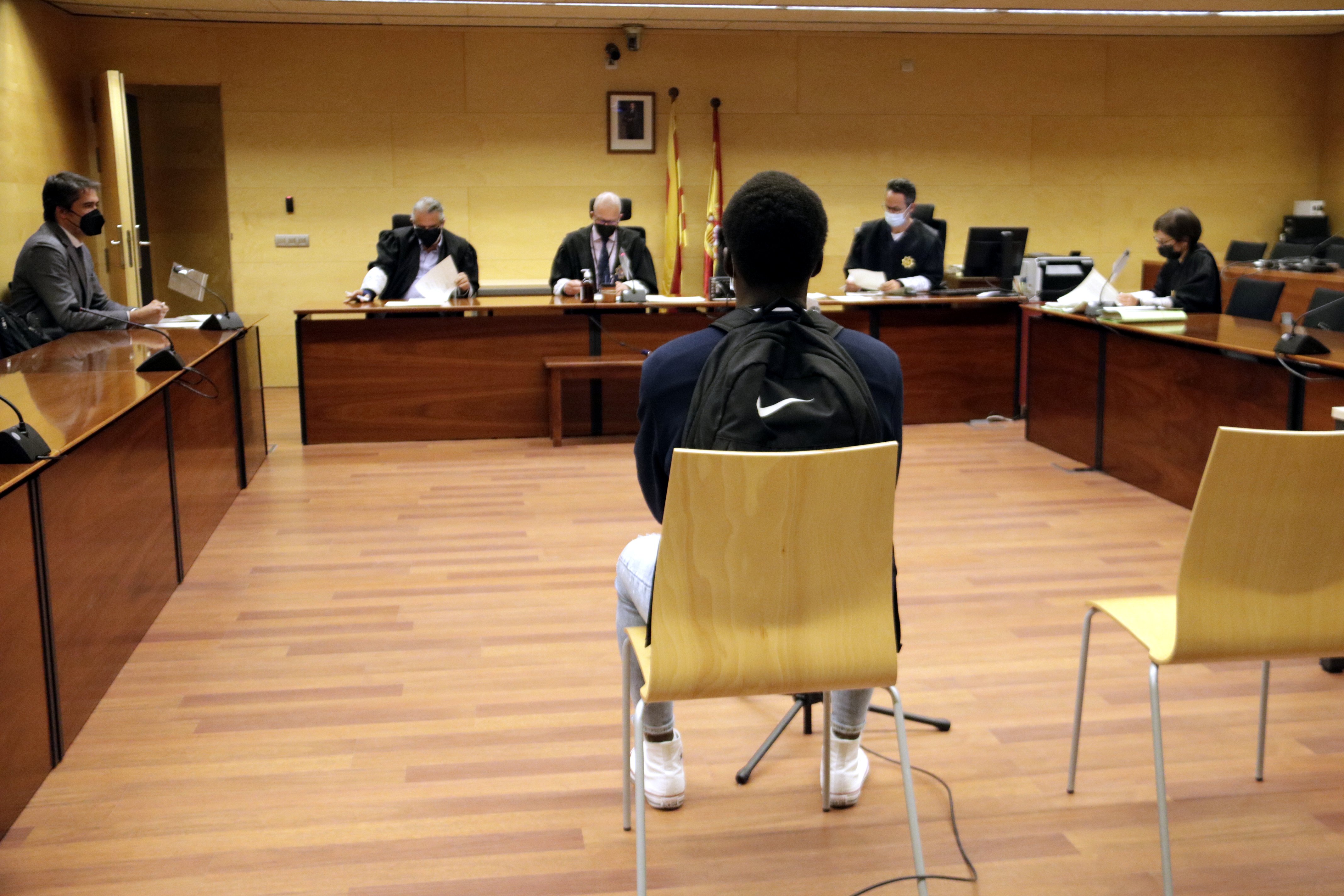 Un año y medio de cárcel por apedrear a la policía en los actos postsentencia