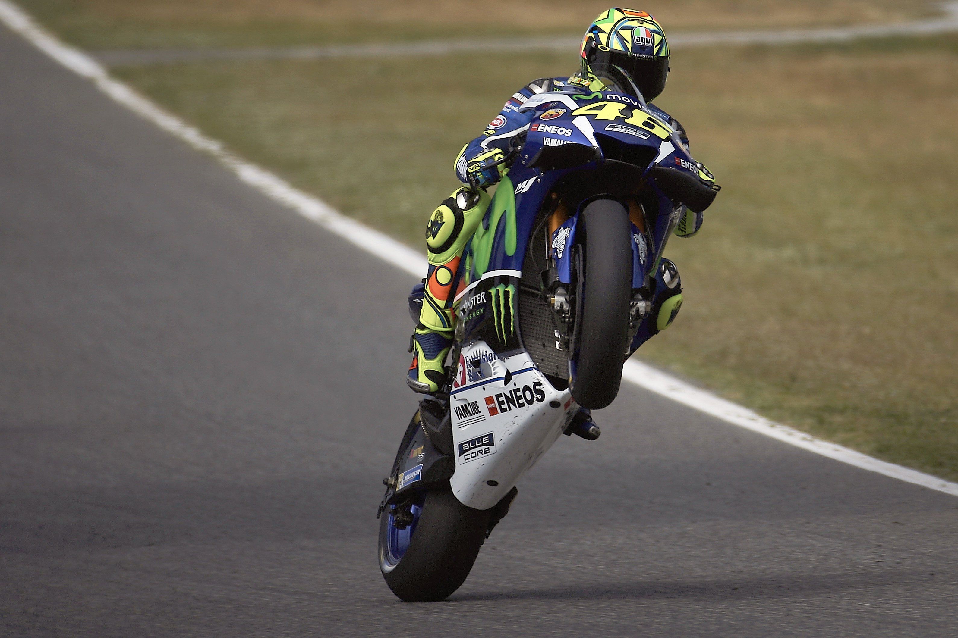 Rossi li guanya la batalla a Márquez a Montmeló