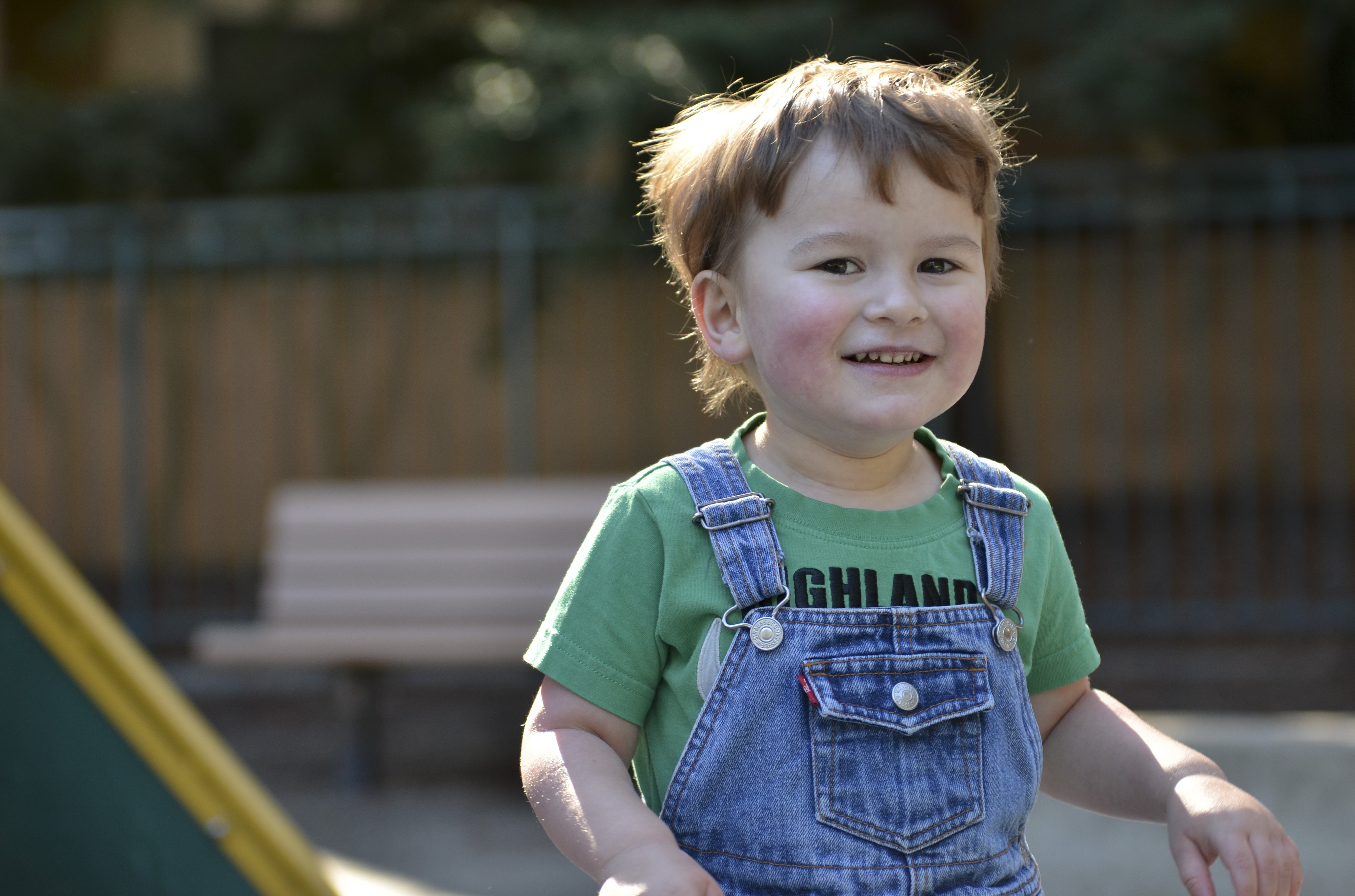 Niño con peto