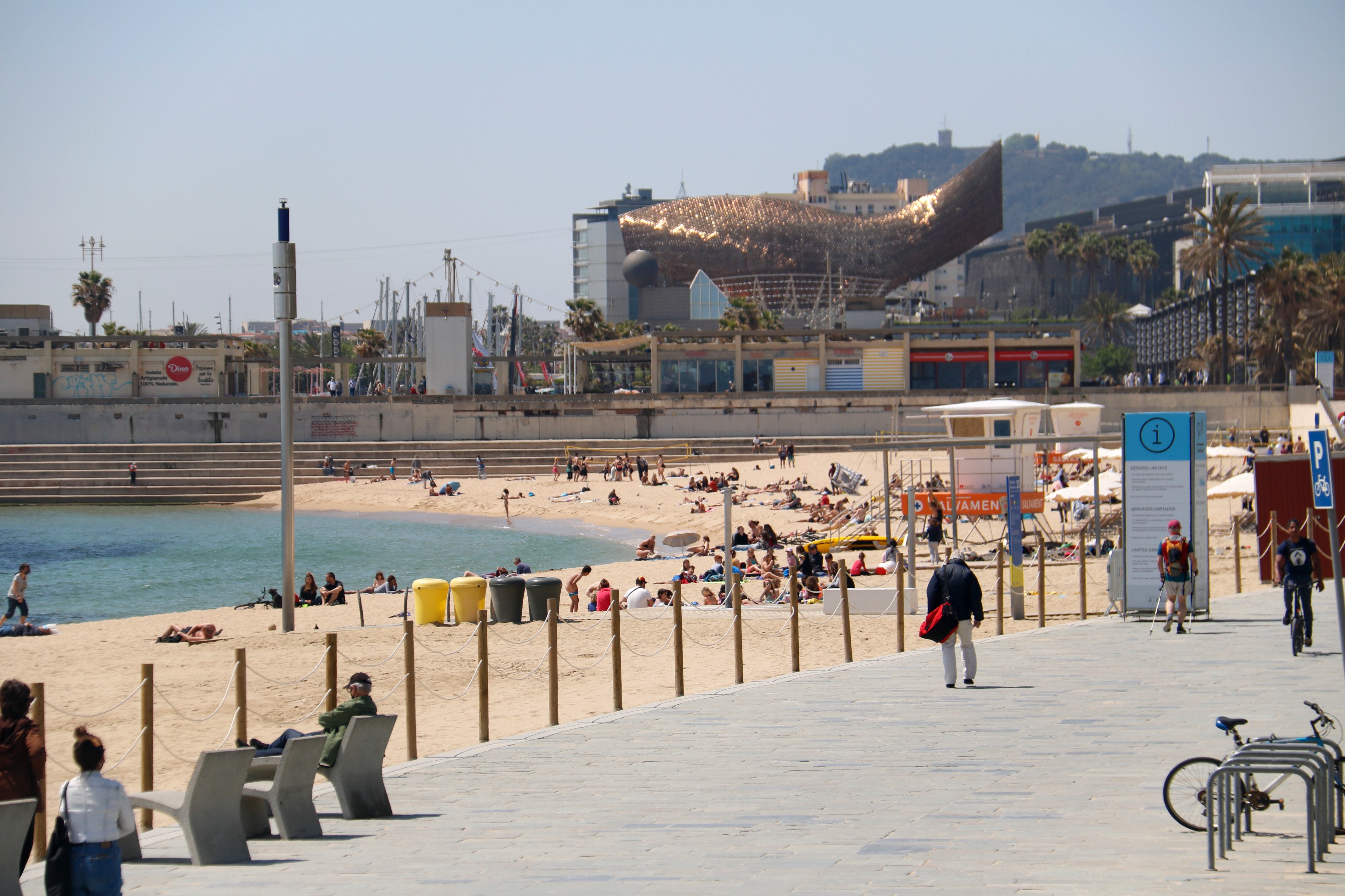Barcelona prohíbe fumar en cuatro playas