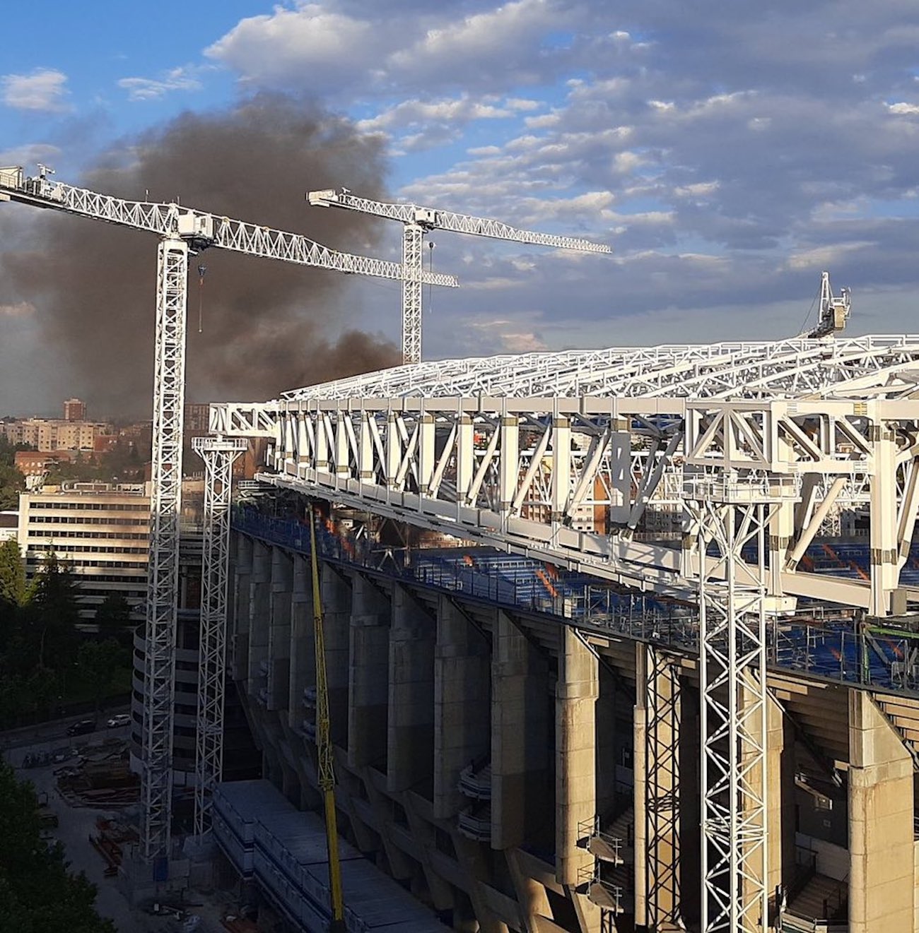 Impactants imatges de l'incendi a les obres del Santiago Bernabéu