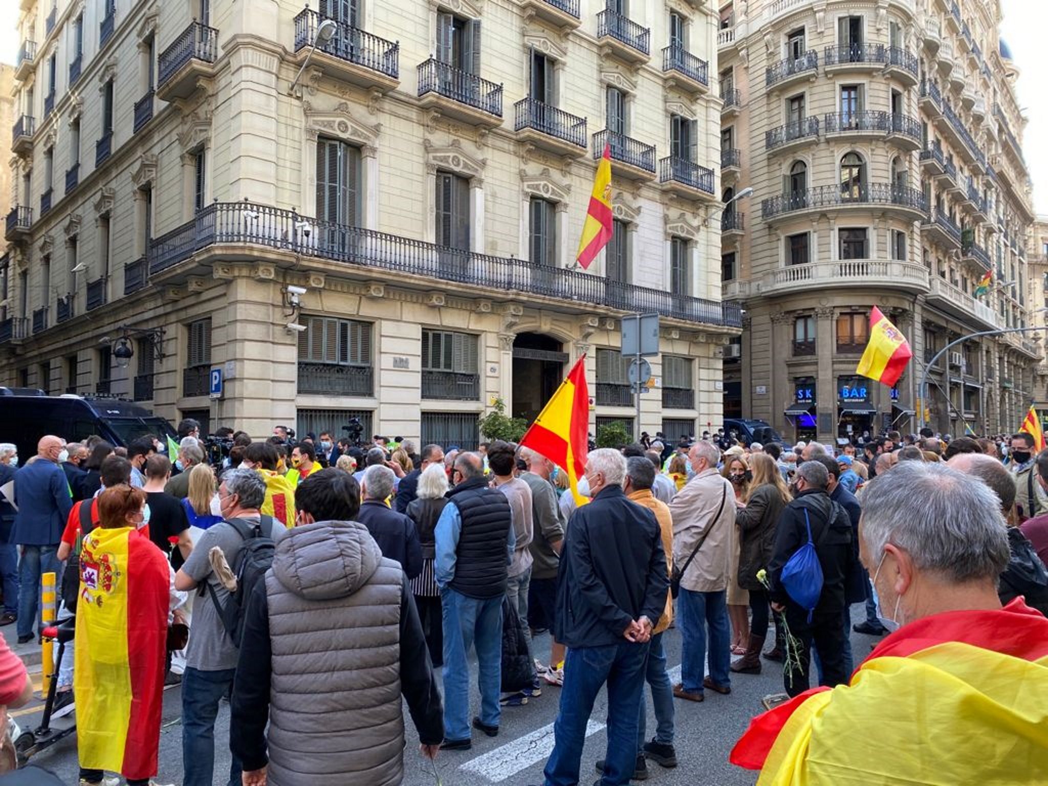 Concentració espanyolista a Via Laietana contra el trasllat de la Prefectura