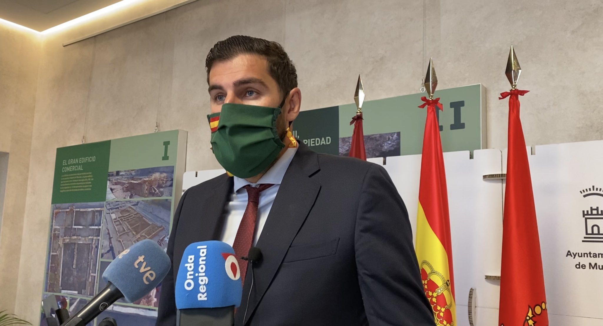 Murcia aprueba el himno español, la bandera y el retrato del rey en las escuelas
