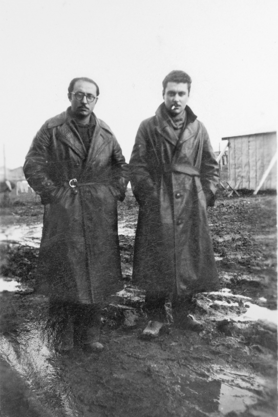 Francesc Tosquelles con Jaume Sauret en el campo de Setfonts, 1939 ©Arxius familia Tosquelles Reproducción fotográfica Roberto Ruiz.jpg