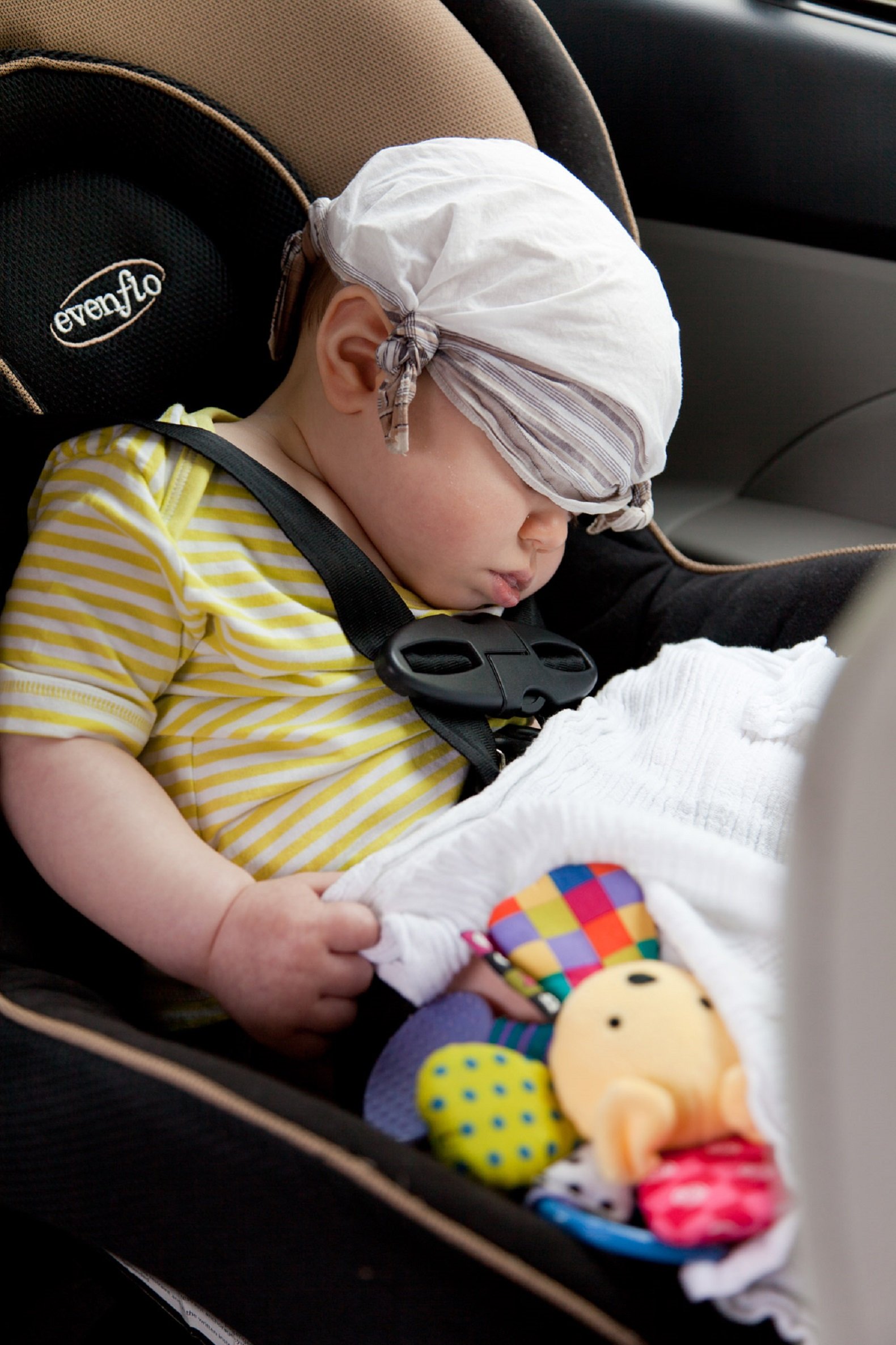 Bebé dormir coche / Petr Kratochvil