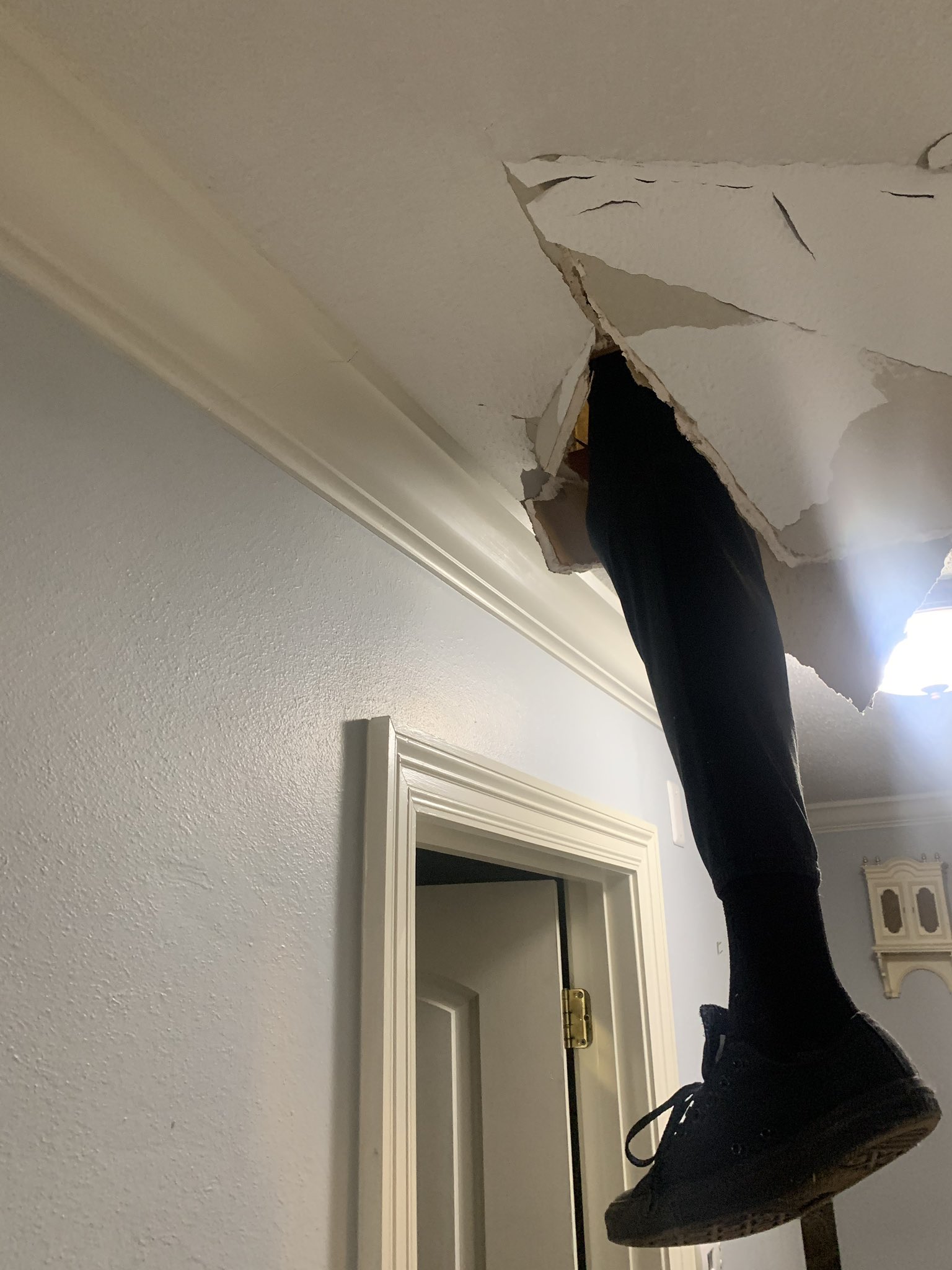 Se niega a pagar la reforma de casa y acaba con una pierna atravesando el techo