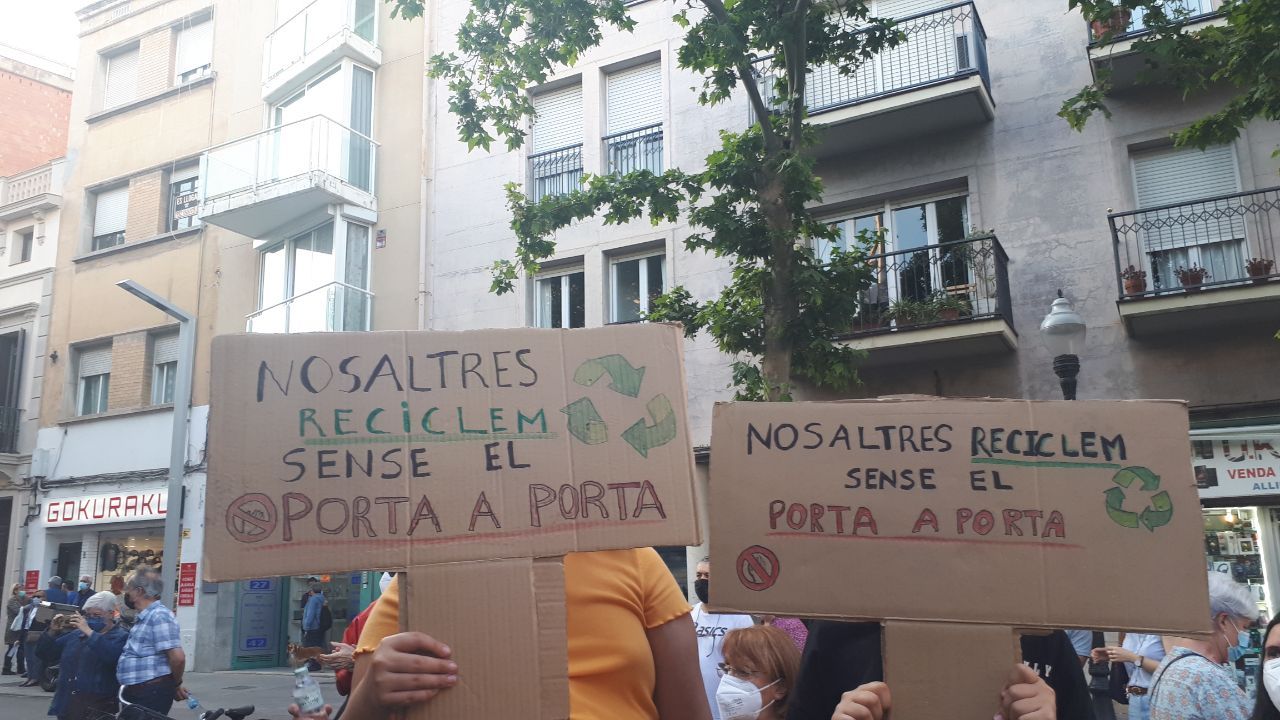 Puerta a Puerta Sant Andreu / Manifestación contra Ada Colau servicio de recogida de basura