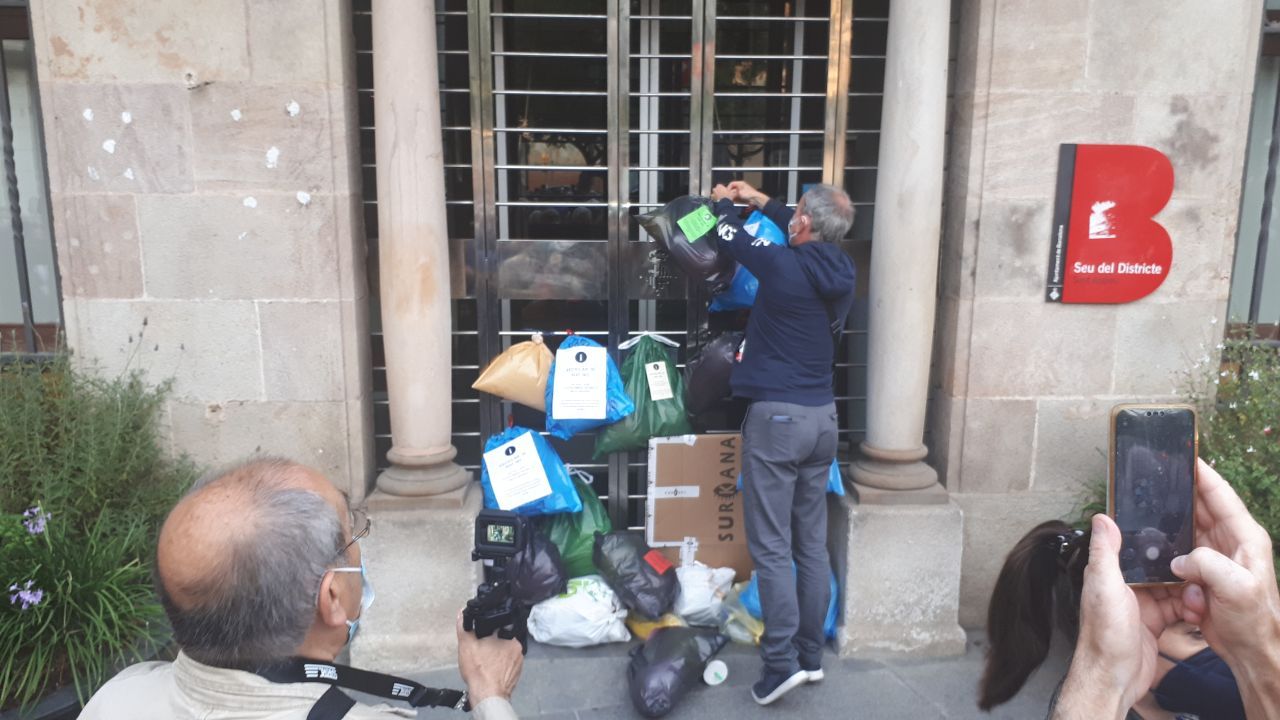 Porta a Porta Sant Andreu / Manifestación contra Ada Colau servicio de recogida de basura