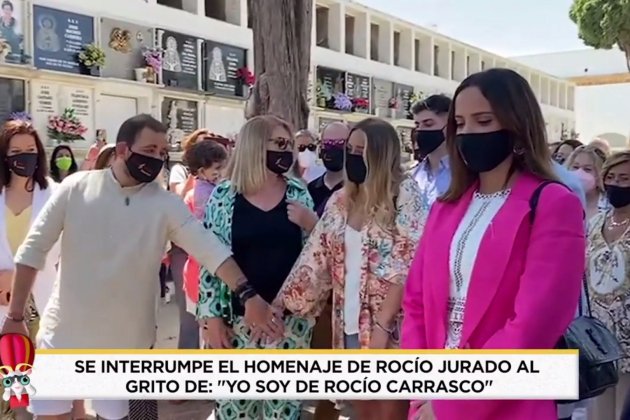 Rocío y David Flores de la mano en el cementerio Telecinco