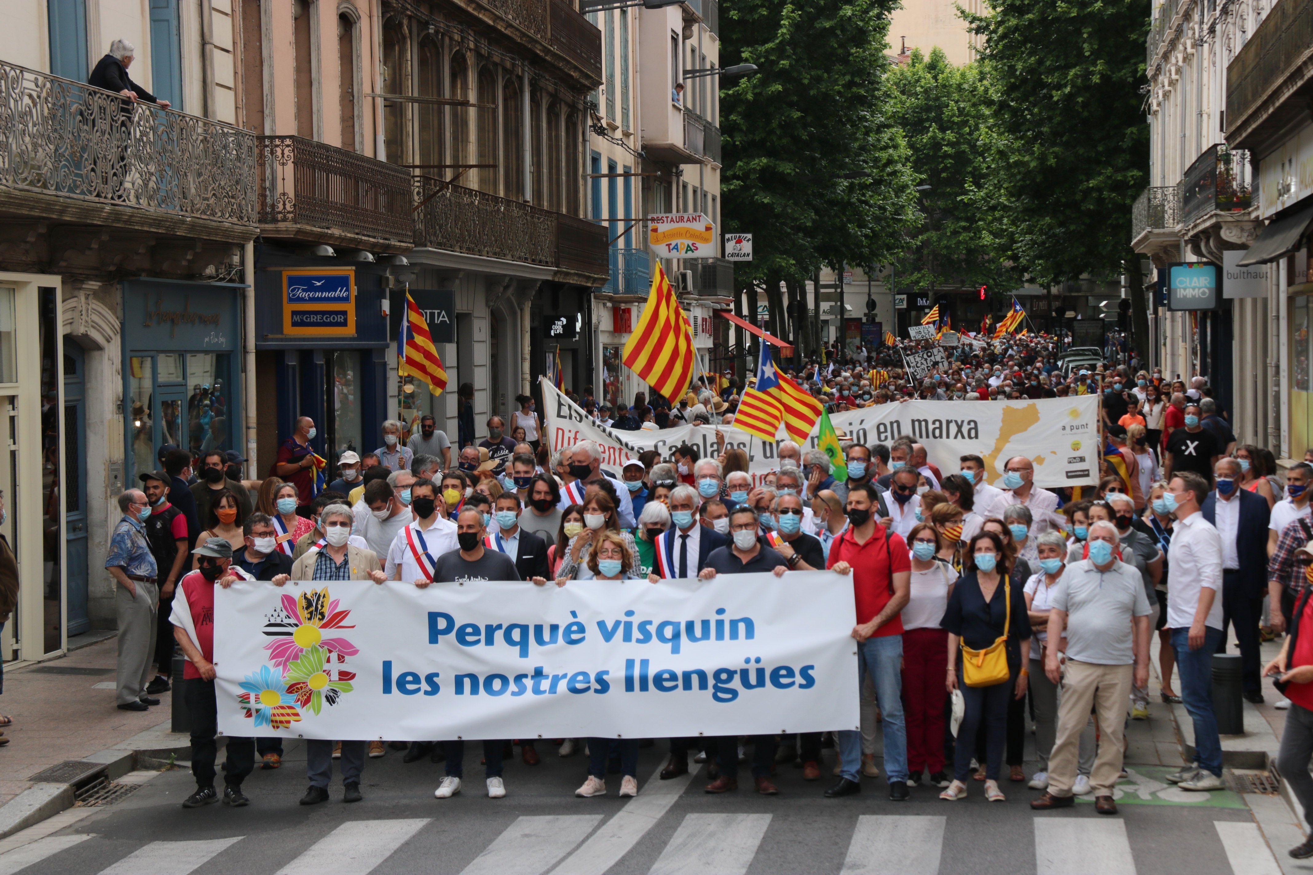 140 electes francesos reclamen modificar la Constitució per protegir el català