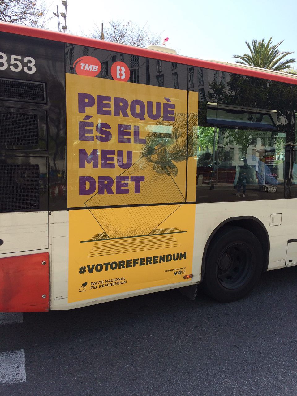 Cs exige retirar las pancartas del referéndum de los autobuses