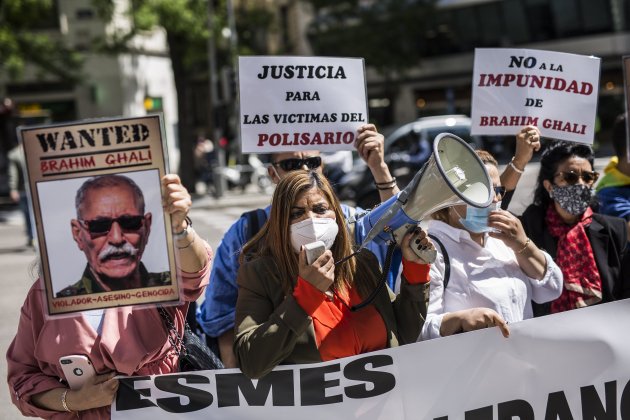 EuropaPress 3692055 mujer megafono acompanada varias personas carteles protestan contra lider