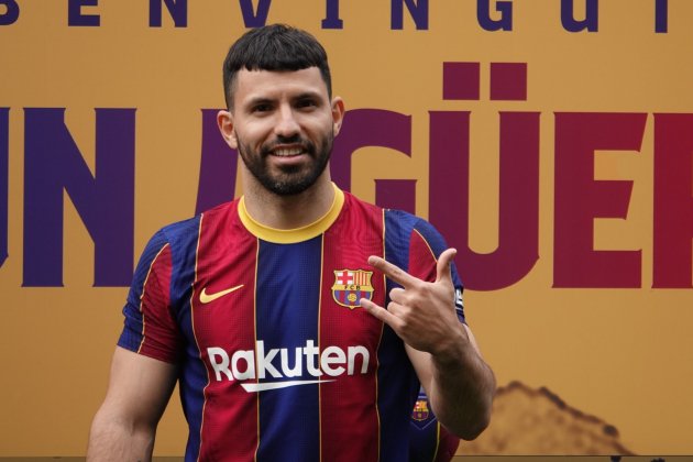 Aguero Barca presentacion Roberto Lazaro