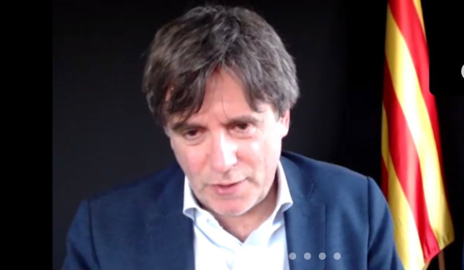 Intentan boicotear un acto de Puigdemont con el himno español y gritos