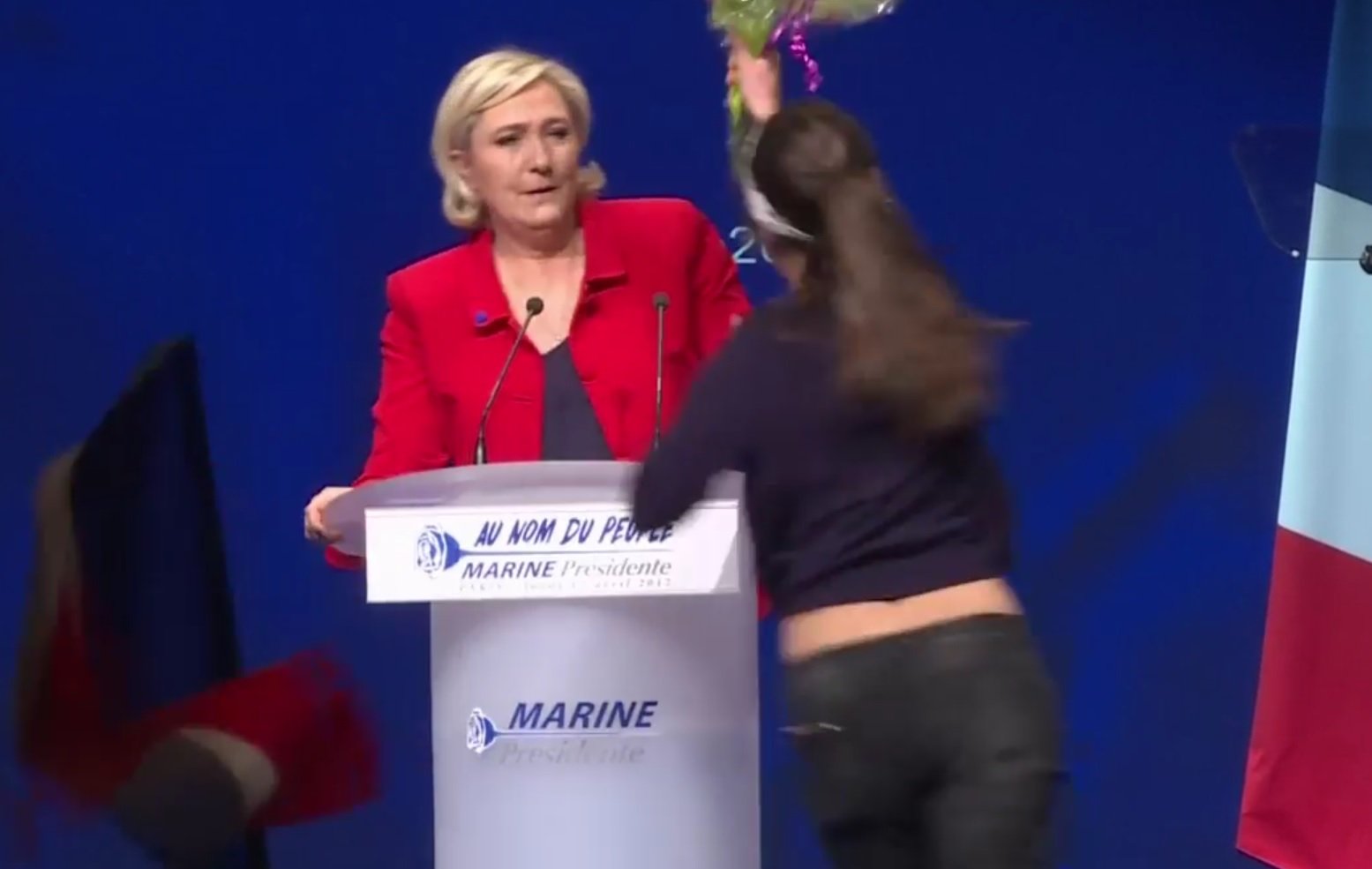 [VÍDEO]: Una activista de FEMEN se cuela a un mitin de Marine Le Pen