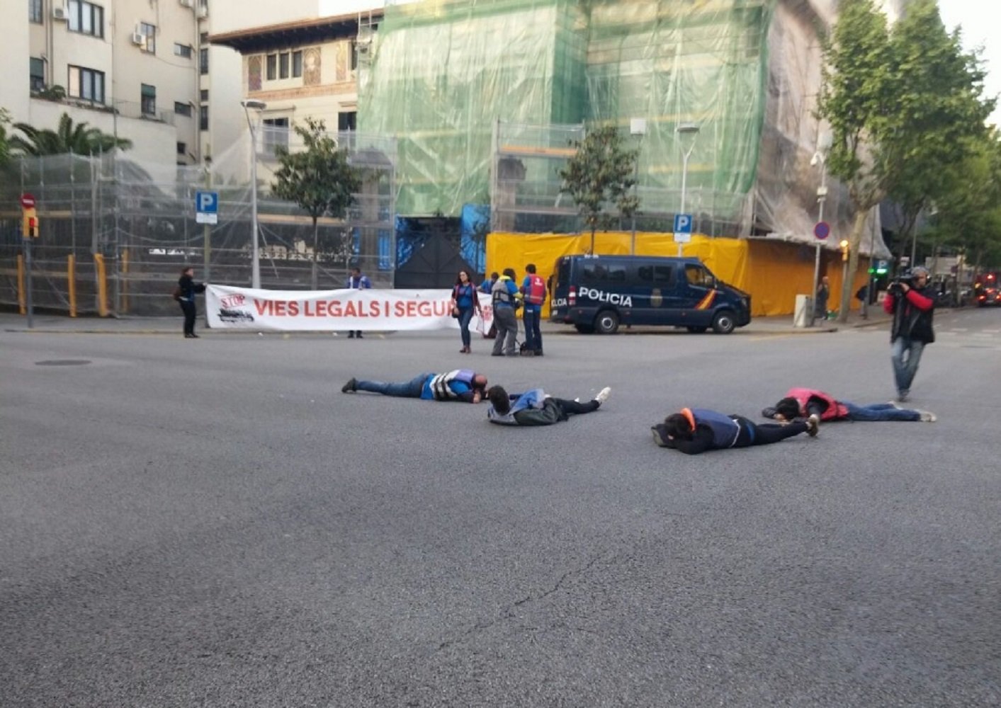 Protesta sorpresa de 'Stop Mare Mortum' davant de la delegació del govern espanyol