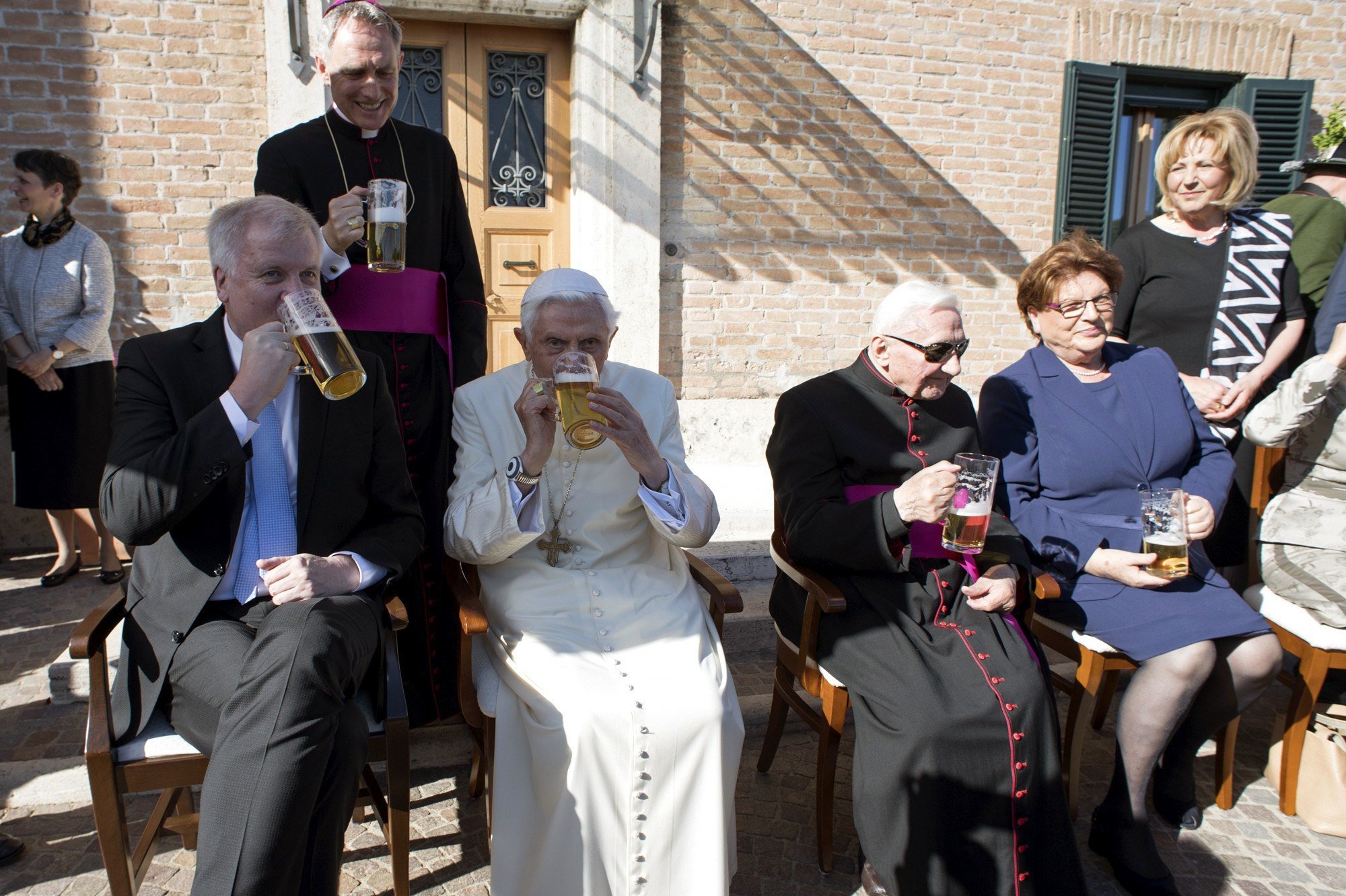 Benet XVI celebra amb cervesa els seus 90 anys