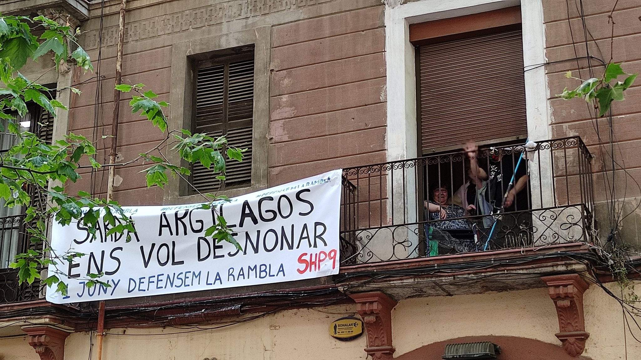 Veïns del Poblenou aturen el desnonament de la Teresa, una veïna discapacitada