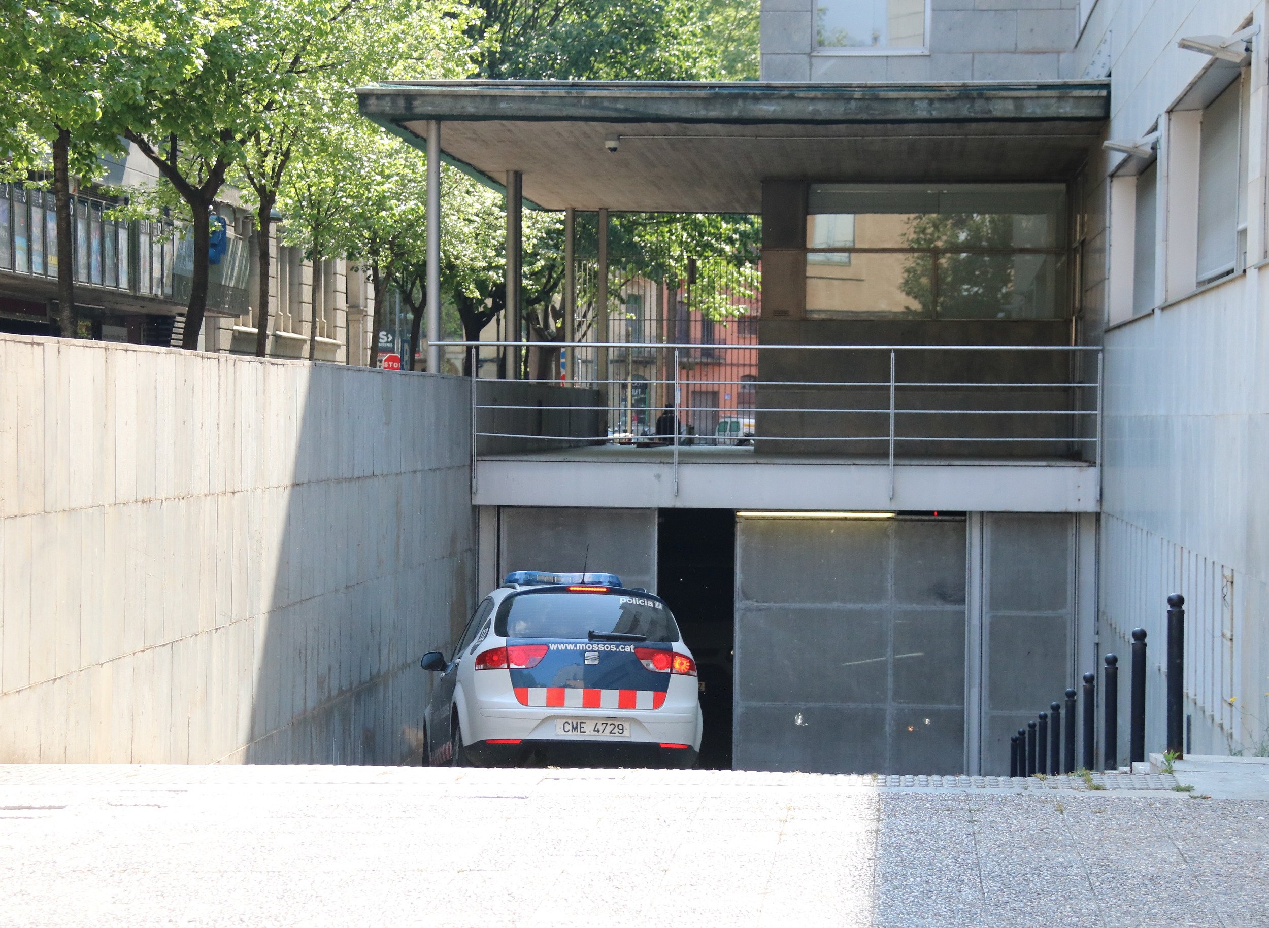 Detienen a un hombre por embestir un coche de los Mossos