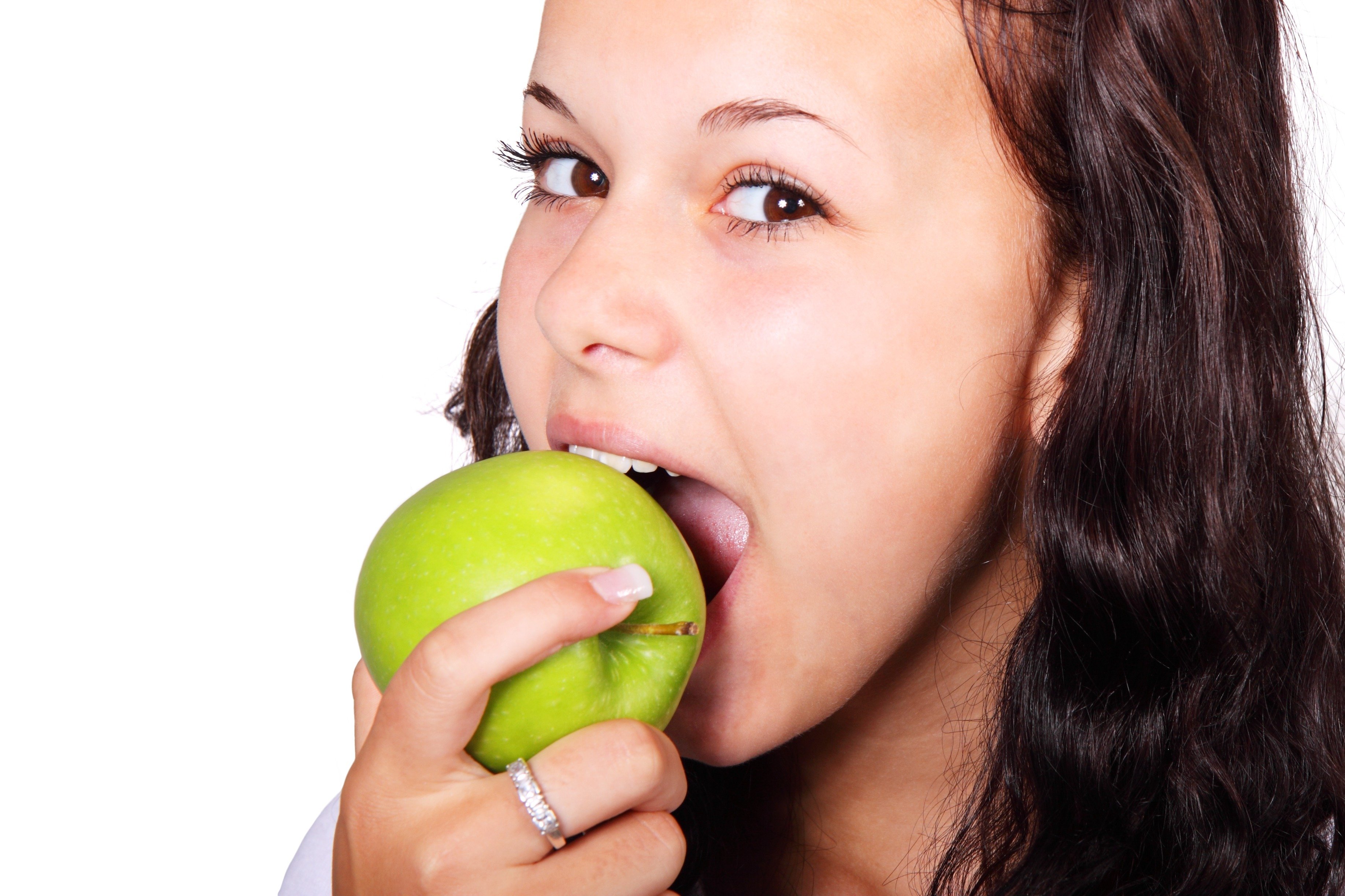 Mujer menja poma|illa