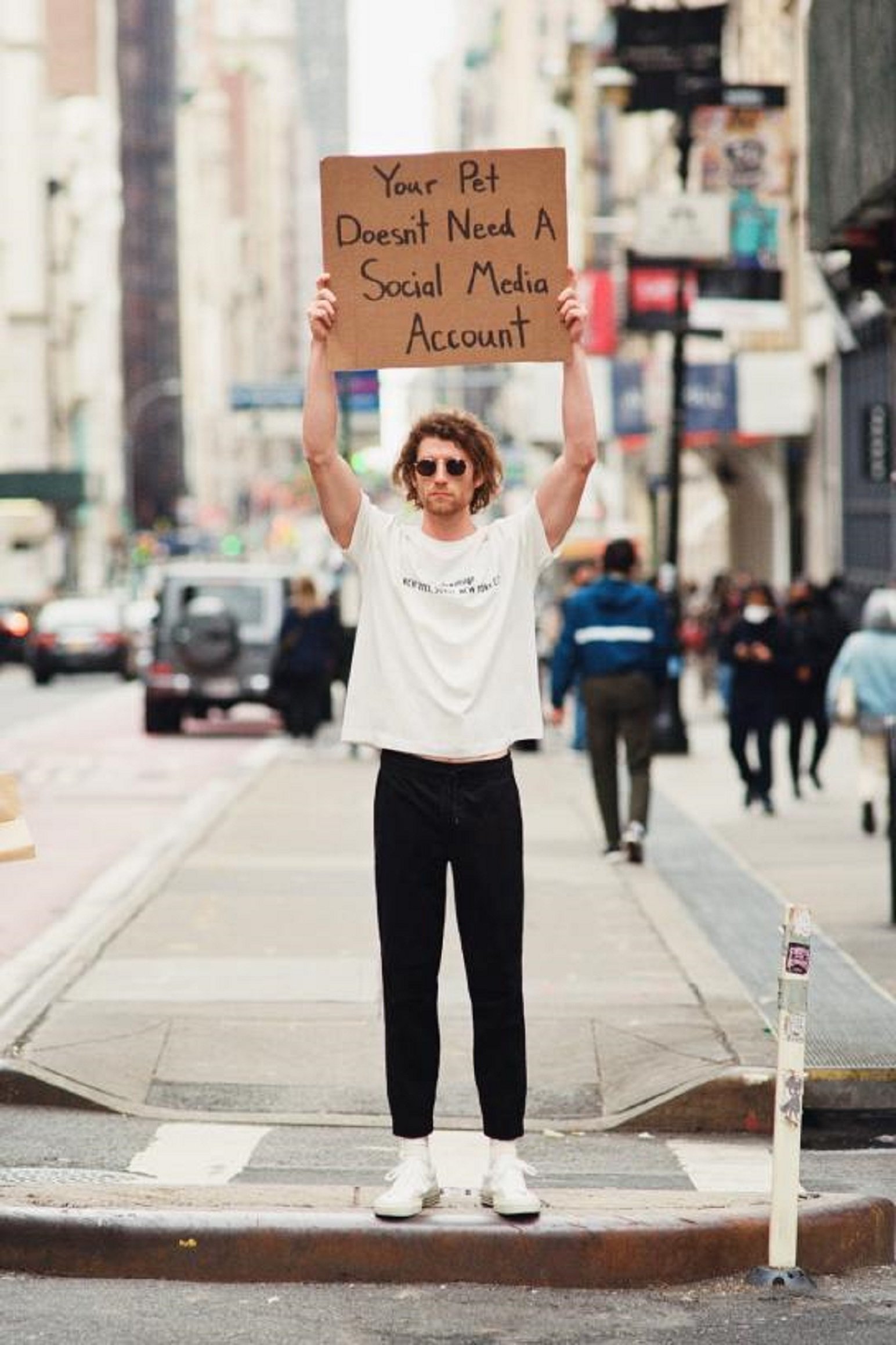 Zara presenta una nueva colección con 'el chico del cartel', viral en Instagram