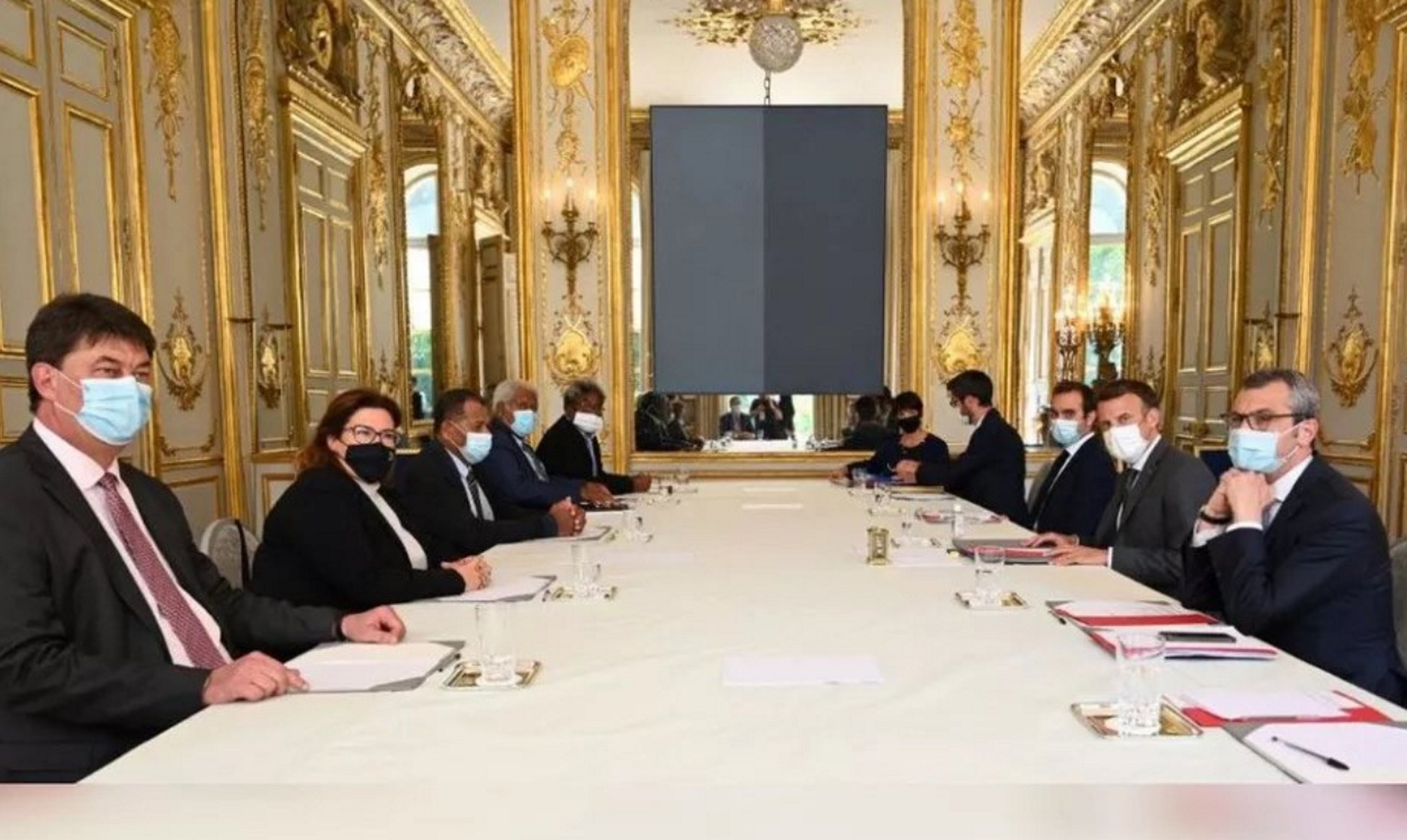 Així la taula de diàleg de Macron ha pactat un referèndum
