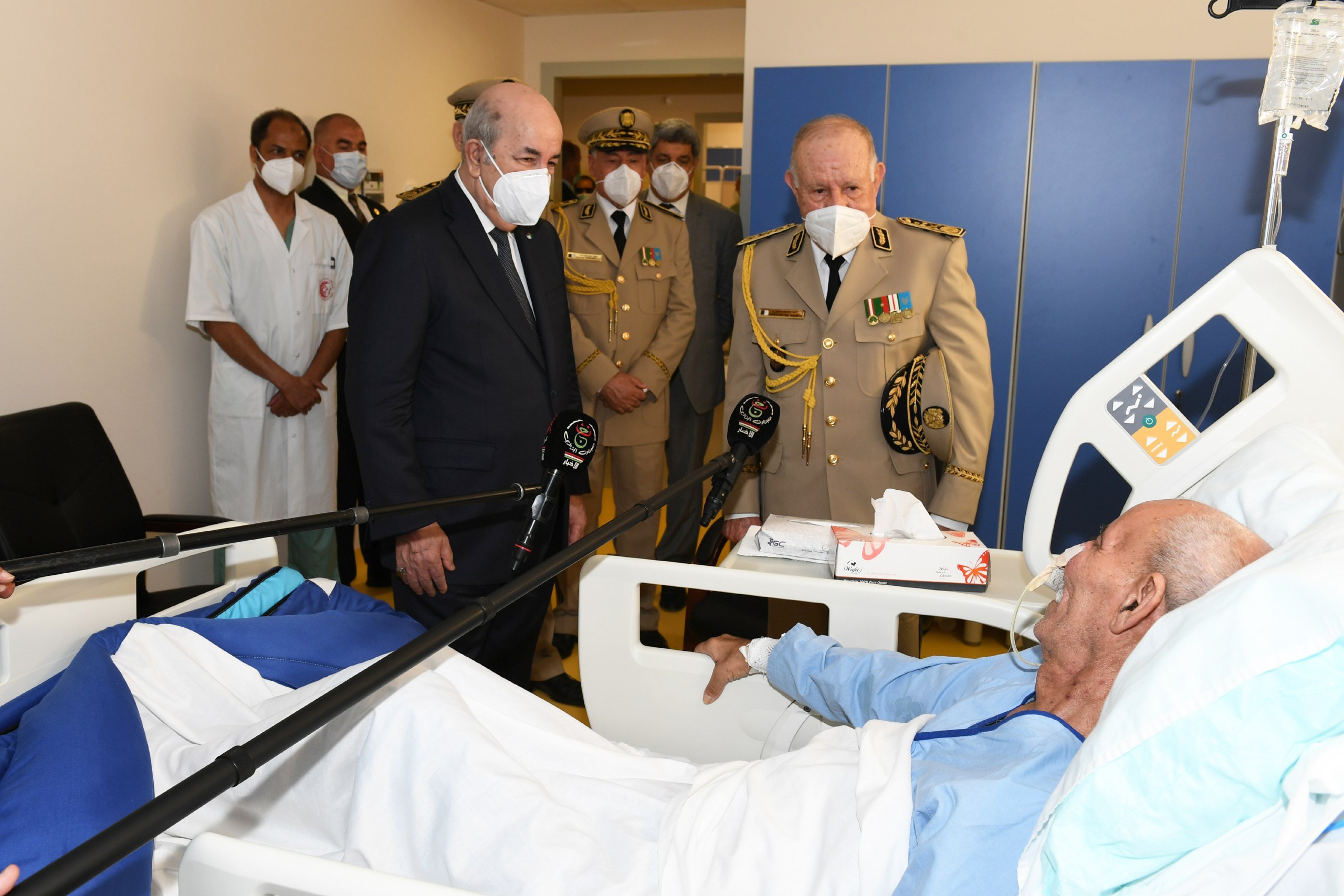 Primeras imágenes del líder del Polisario en Argelia: recibe la visita del presidente