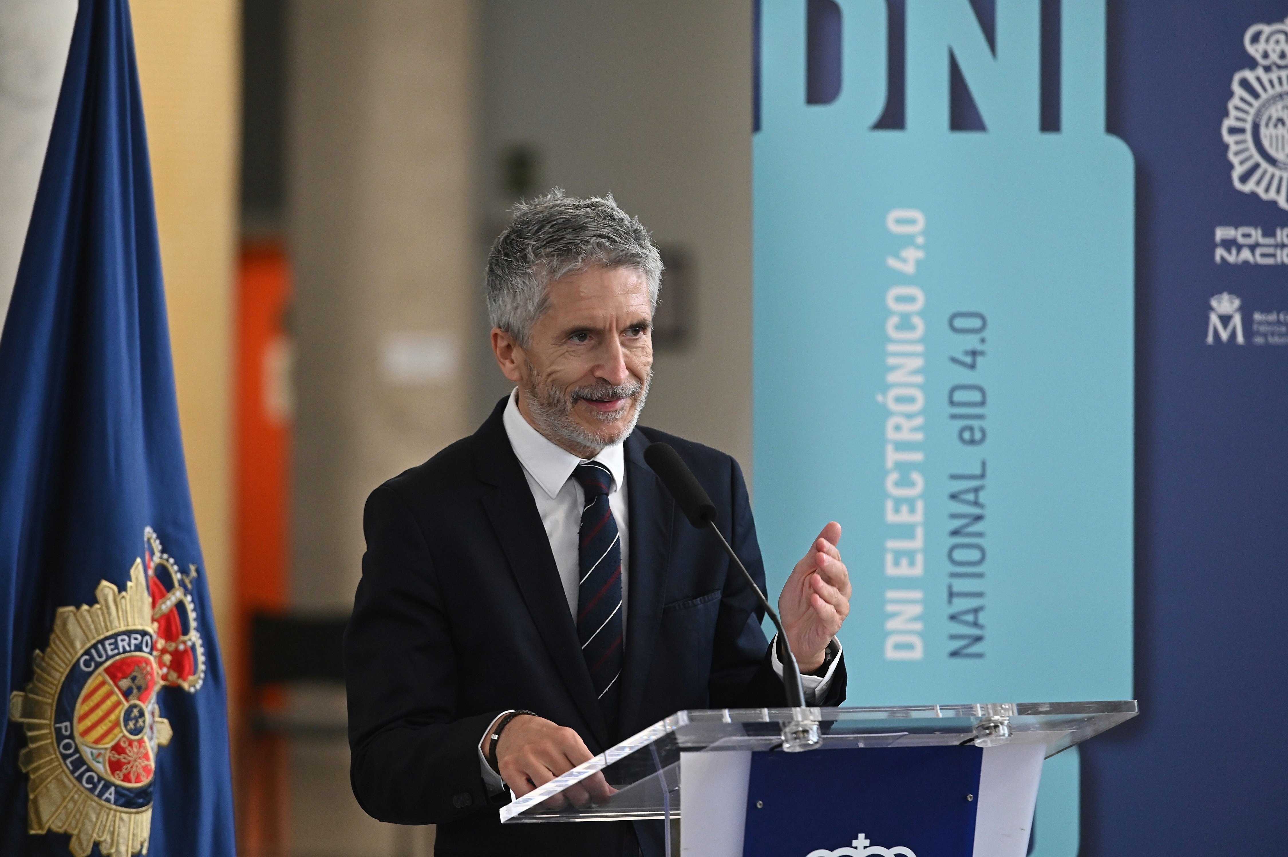 Marlaska presenta un nuevo DNI digital y europeo que excluye el catalán