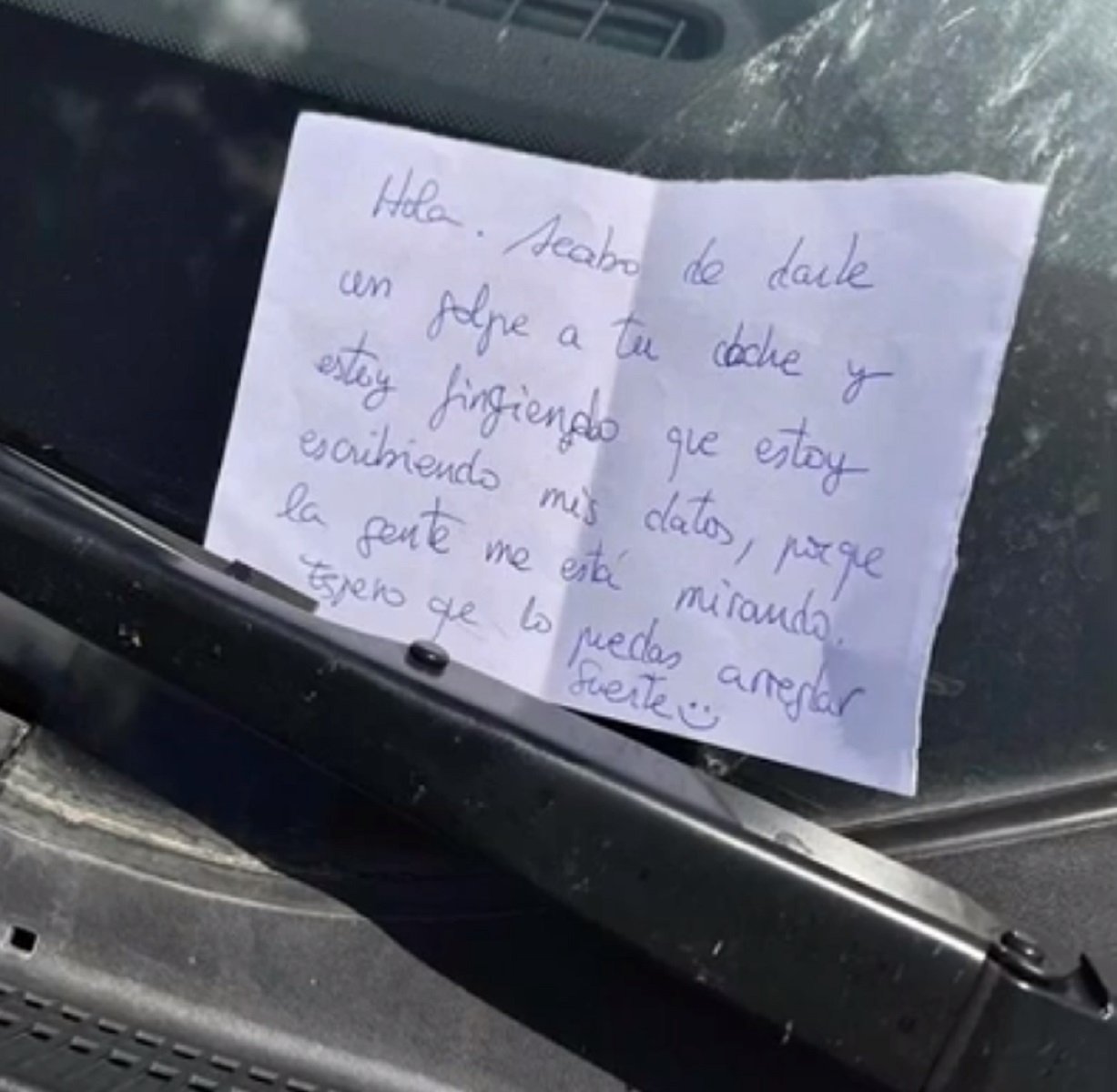 La indignant nota d'un conductor després de xocar contra un cotxe aparcat