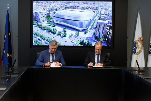 Contrato Ancelotti y Florentino Perez firmando su contrato cono el Real Madrid / Foto: @RealMadrid