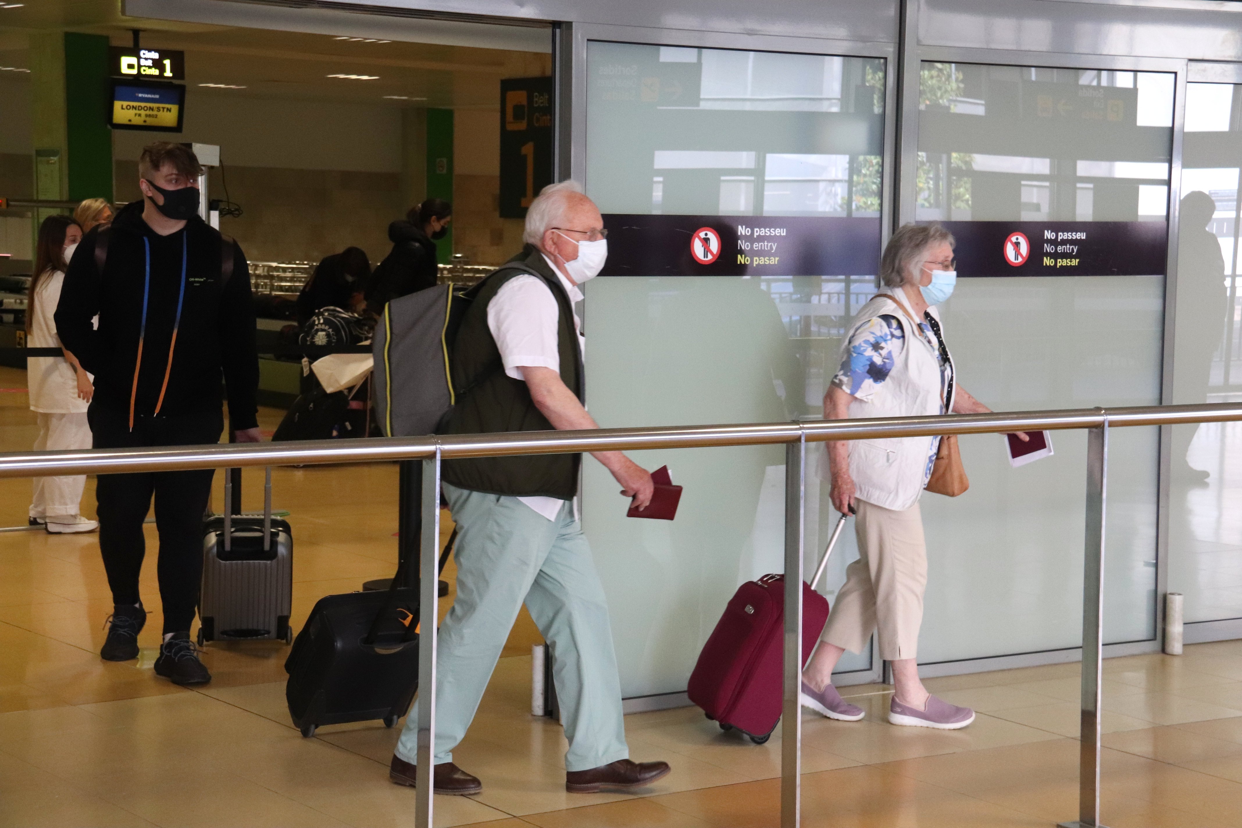 turistas llegan en el aeropuerto de Girona / ACN