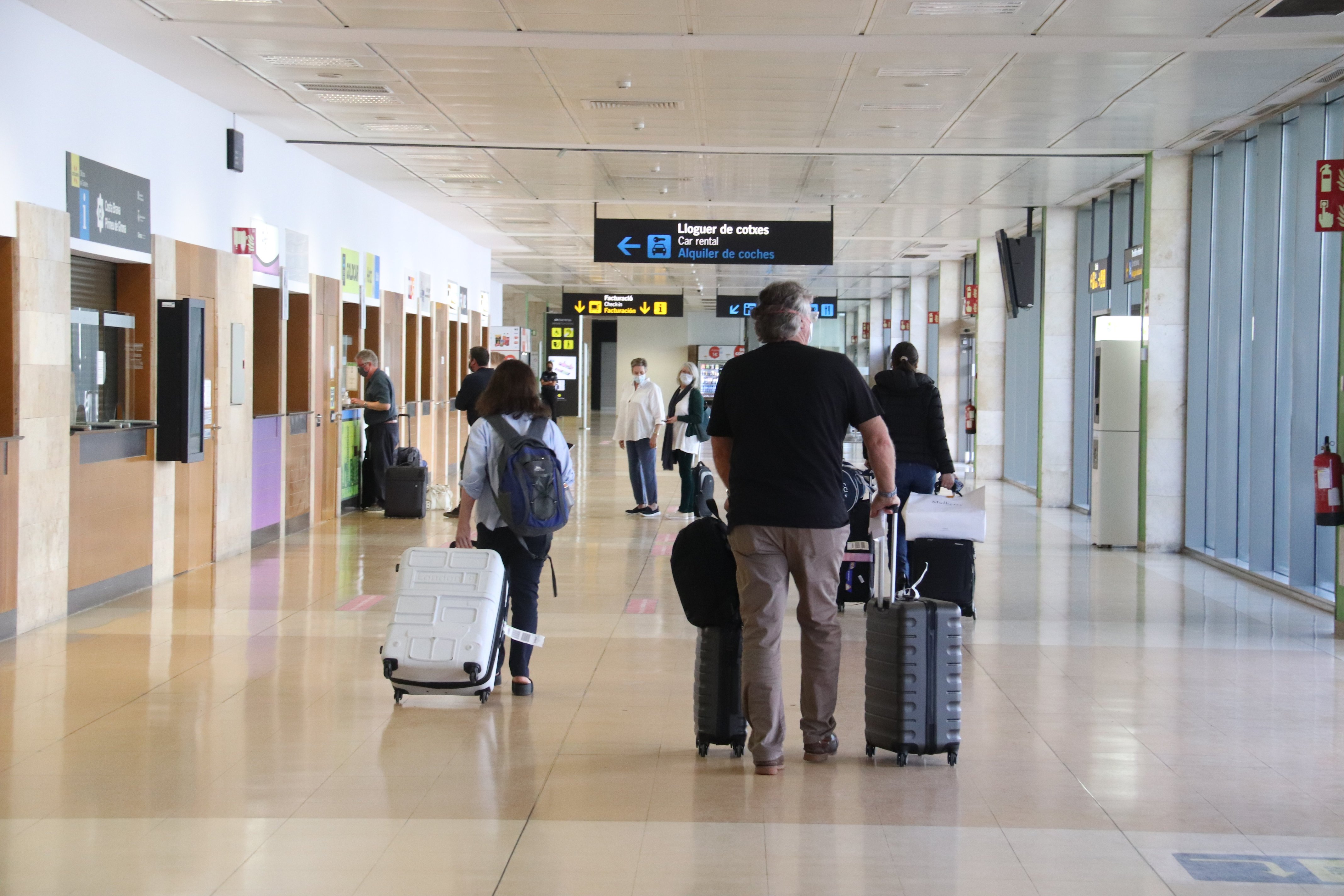 Los primeros pasajeros legada a Girona ocho mesas despúas / ACN