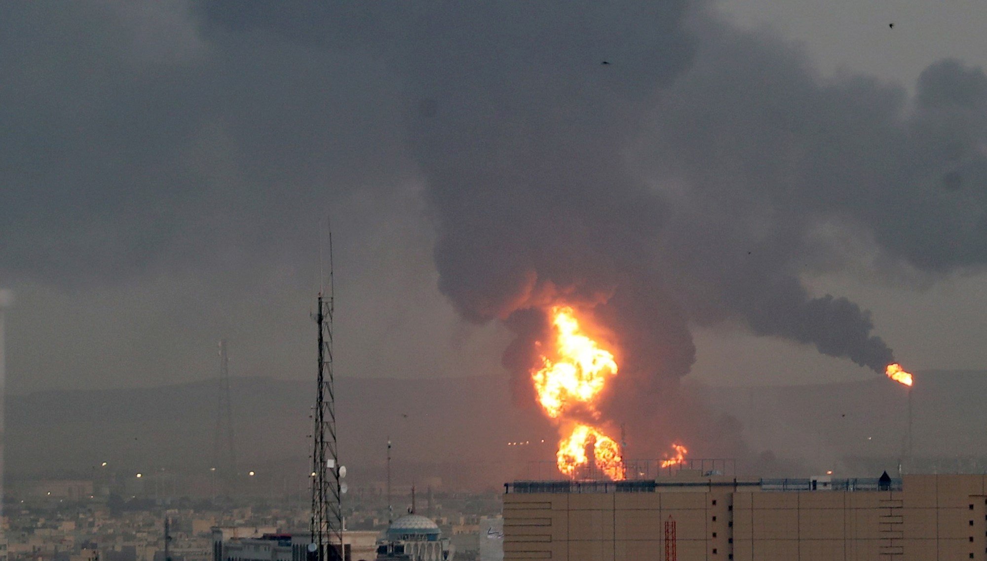 Gran incendi en una refineria de Teheran: l'Iran té sospites